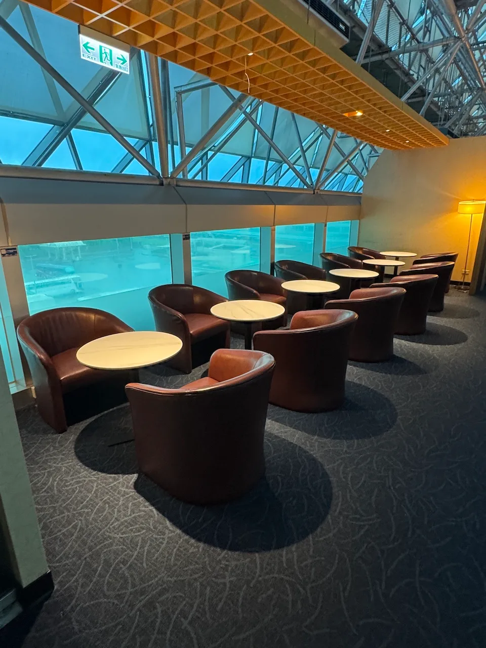 Lounge mit Sesseln und runden Tischen