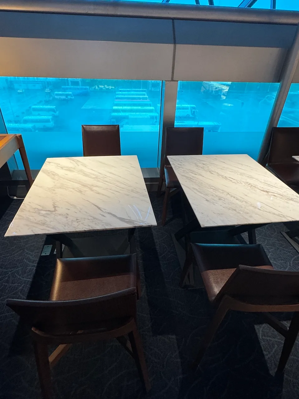 Leere Tische und Stühle im Flughafenlounge
