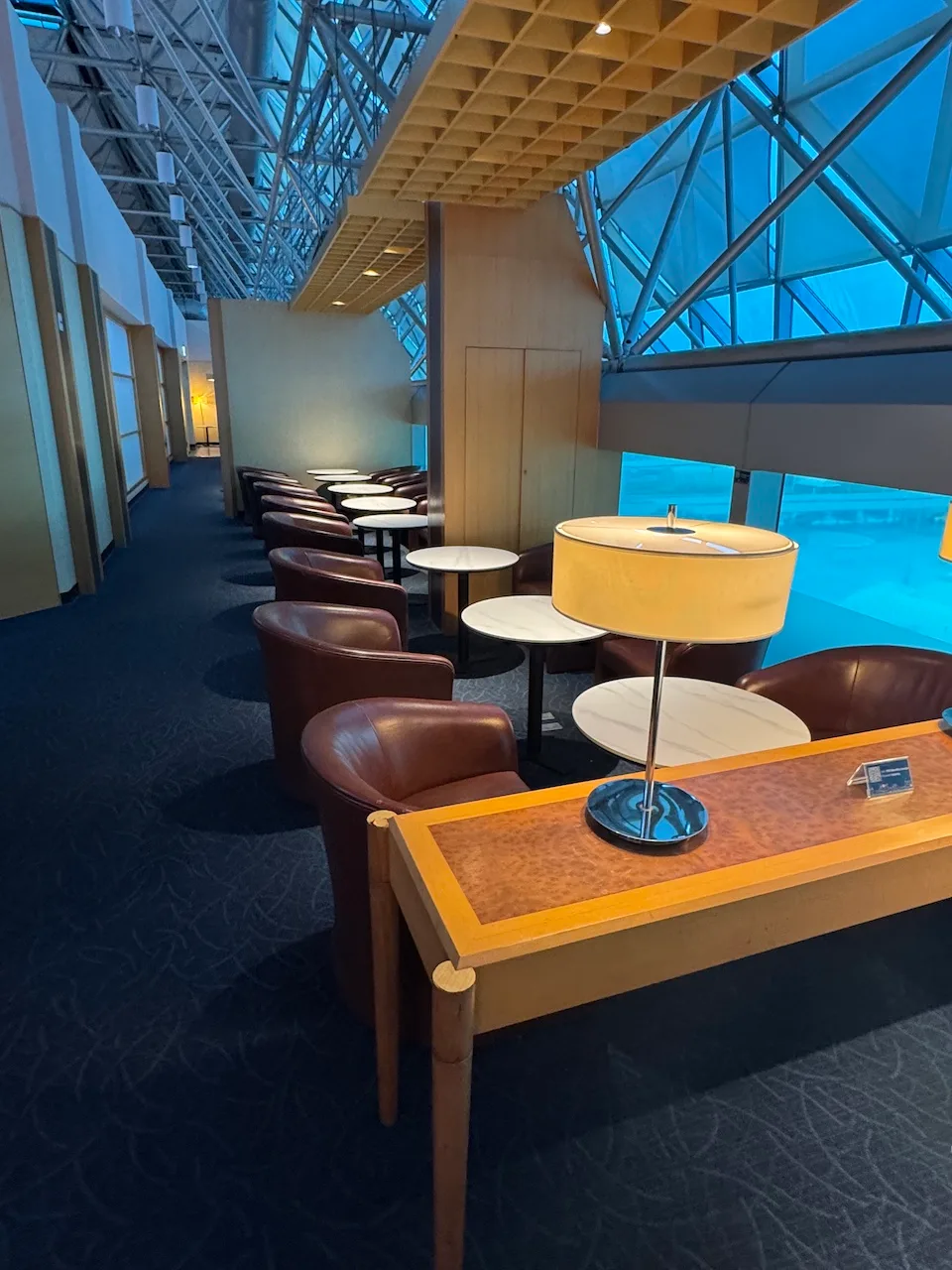 Lounge mit Sesseln und Tischen im modernen Design