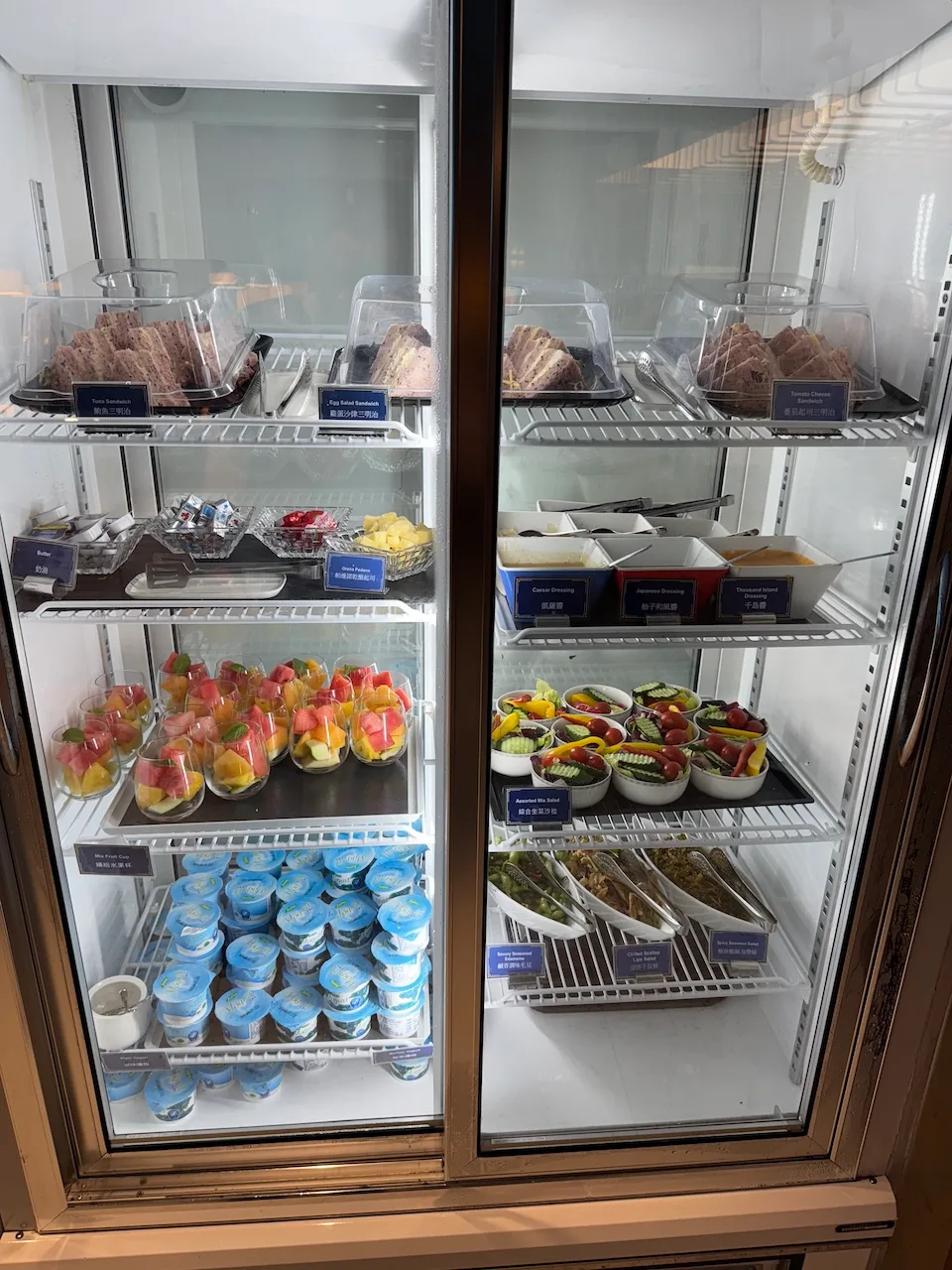 Kühlschrank mit verschiedenen Desserts und Snacks