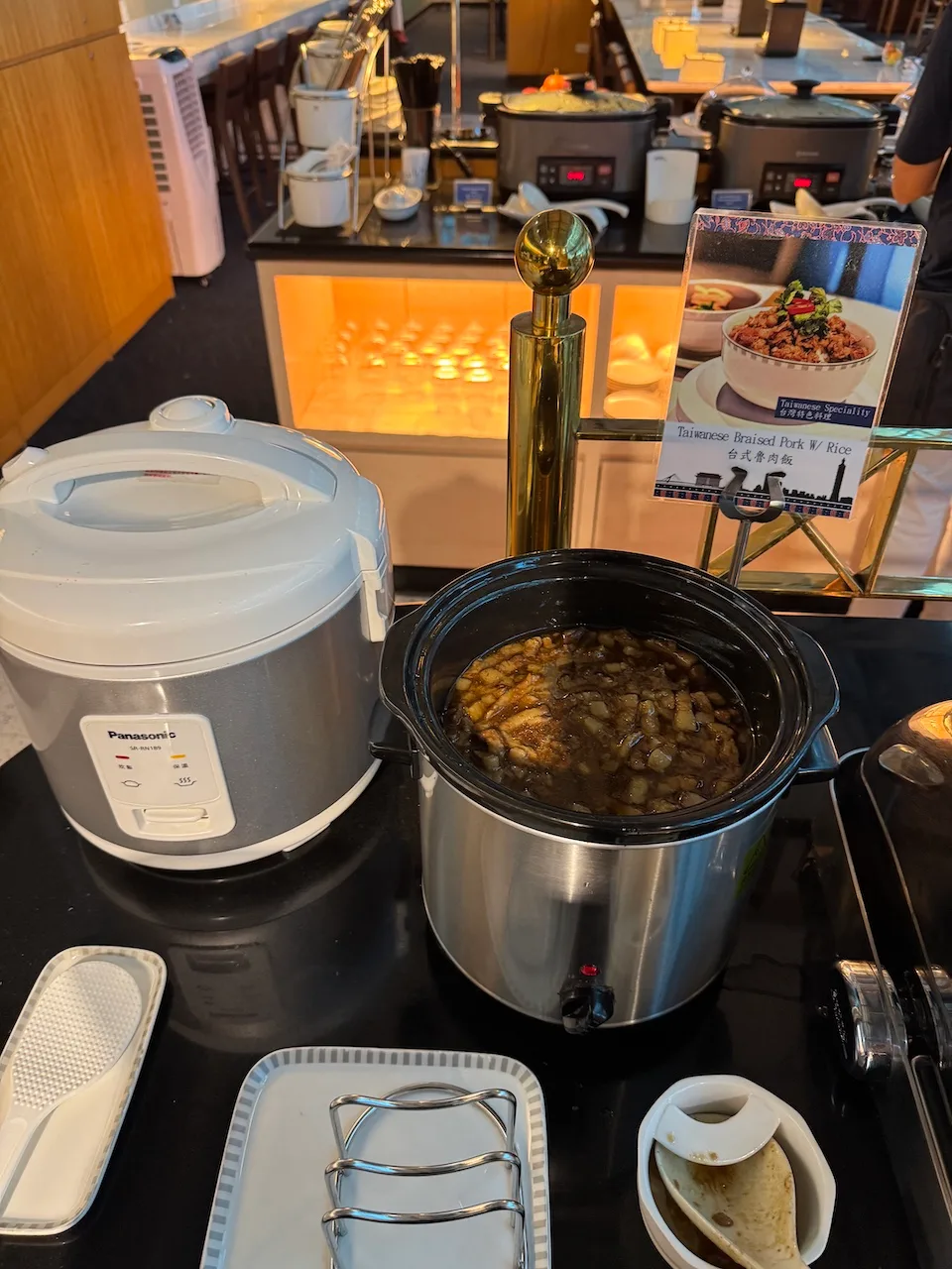 Taiwanesischer Spezialitäten-Schüssel mit Reis und Fleisch auf einem Buffet-Tisch