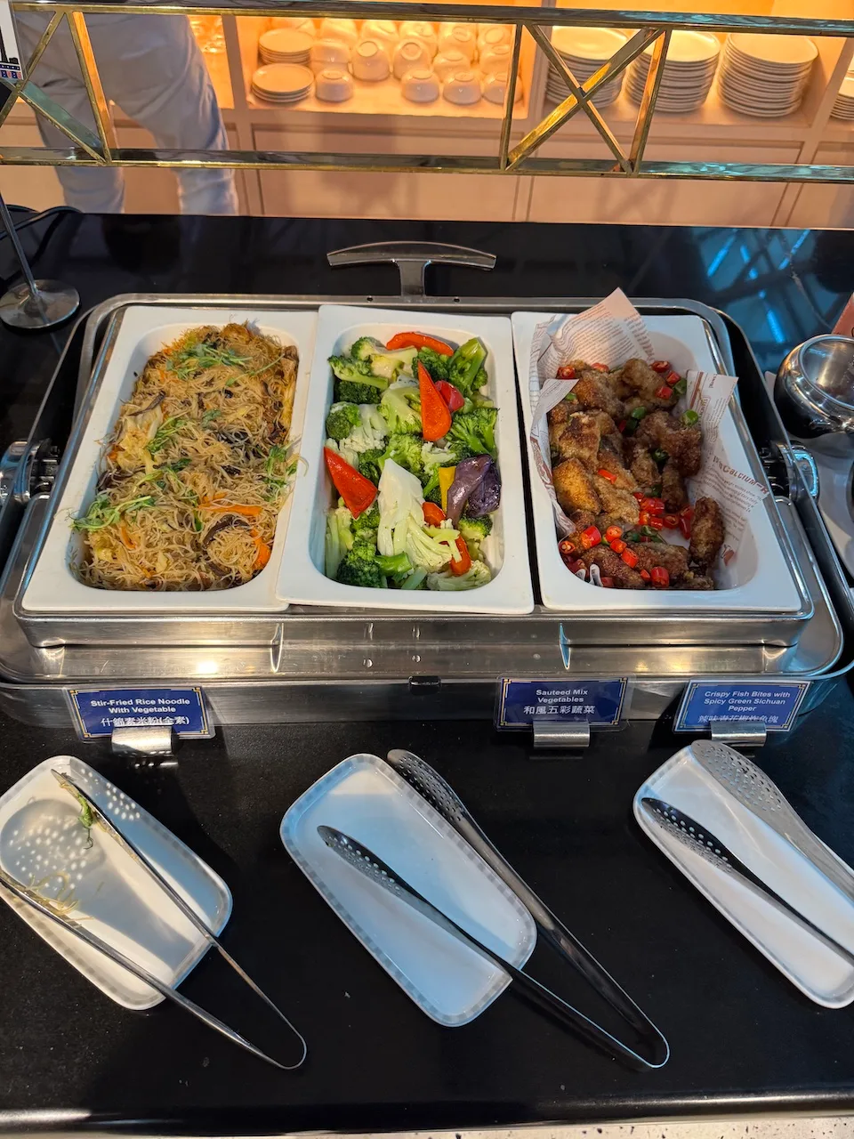 Buffet mit Salat, Nudeln und Fischstäbchen