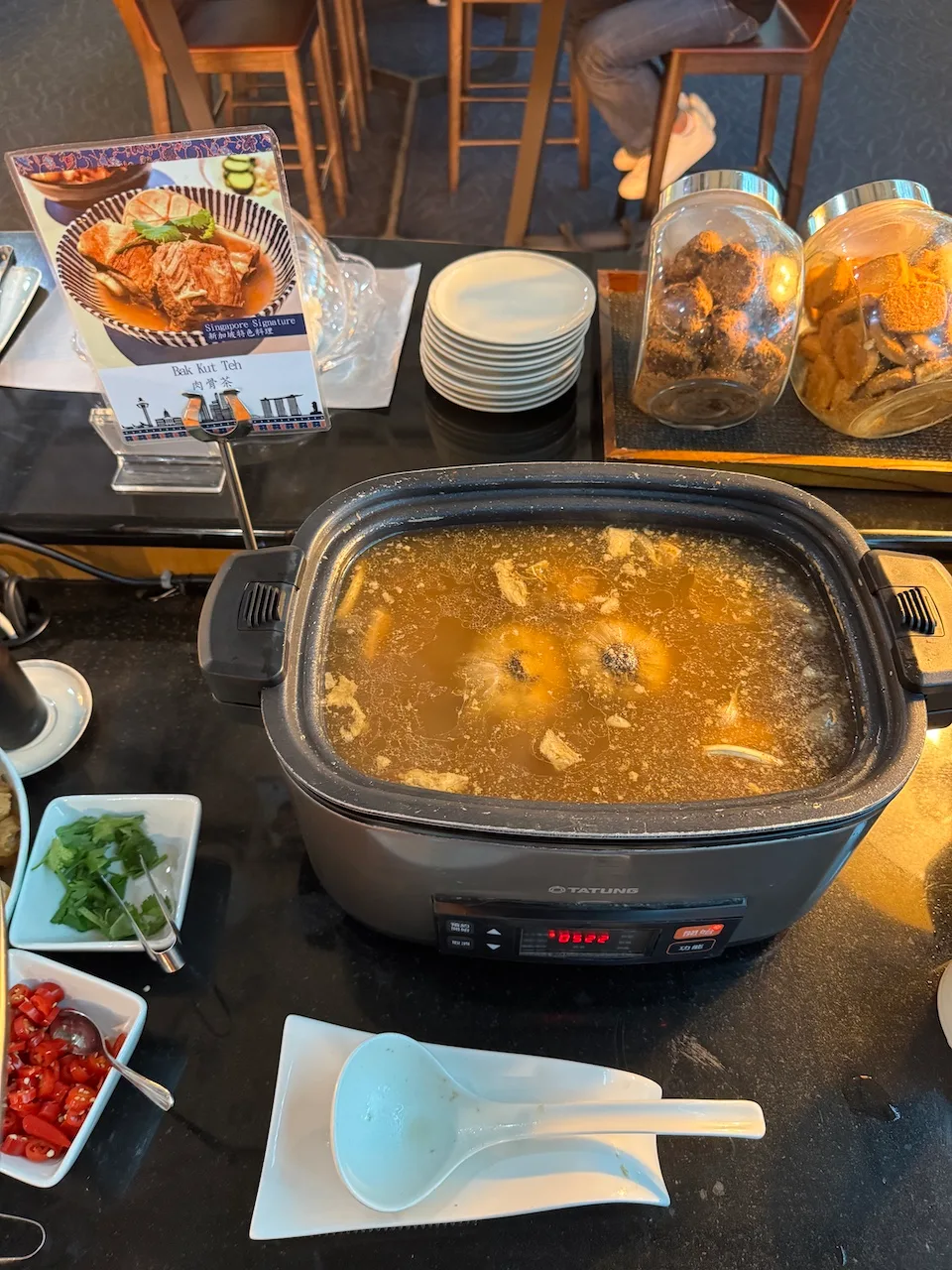 Warmes Suppentopf mit Zutaten auf Tisch im Lounge