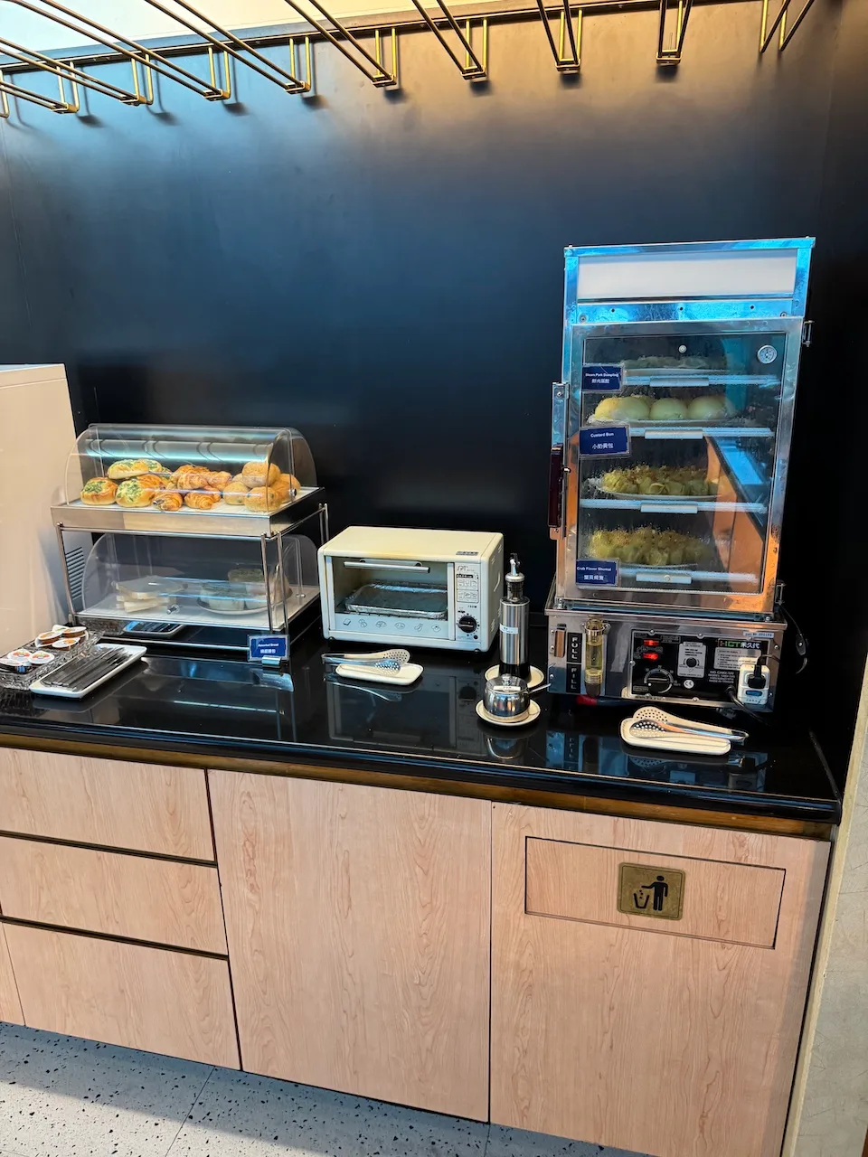 Lounge mit Backwaren und Toaster auf schwarzer Arbeitsfläche