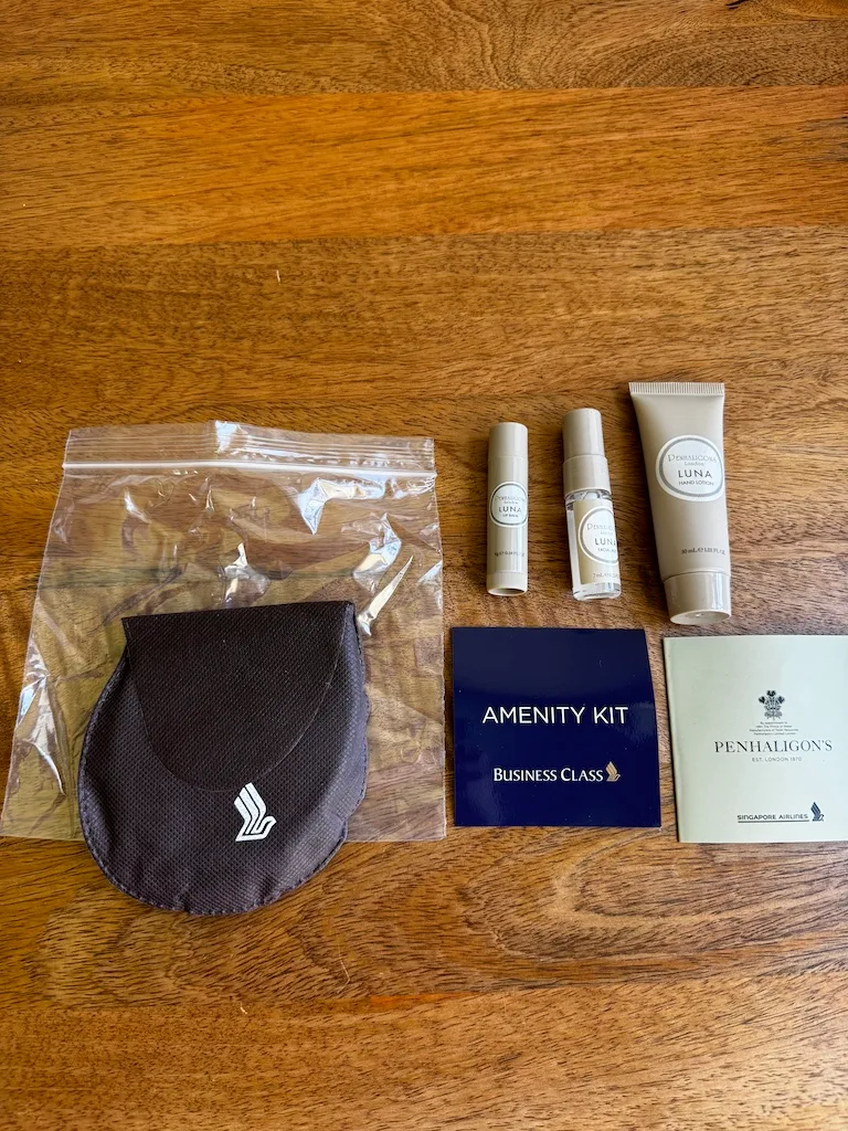 Business Class Amenity Kit mit Kosmetikprodukten und Verpackungen