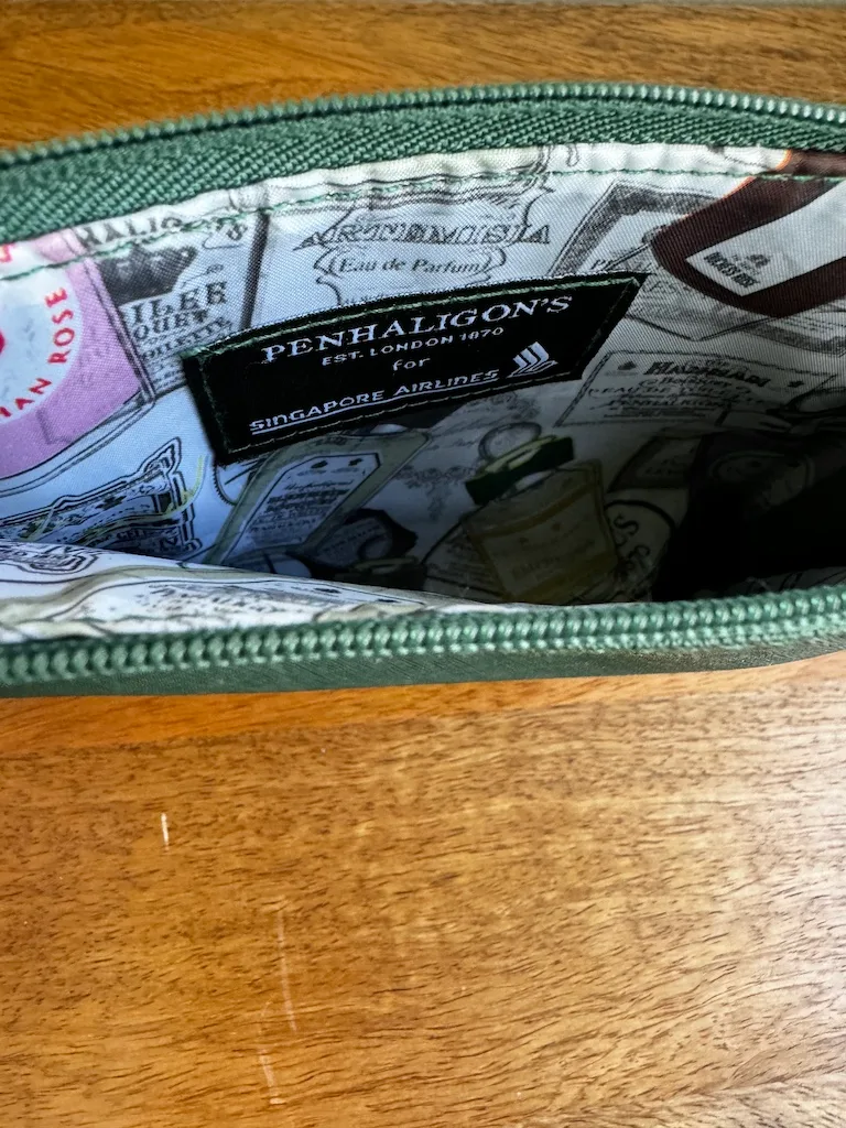 Gepolsterte Tasche mit Etikett von Penhaligon's für Singapore Airlines