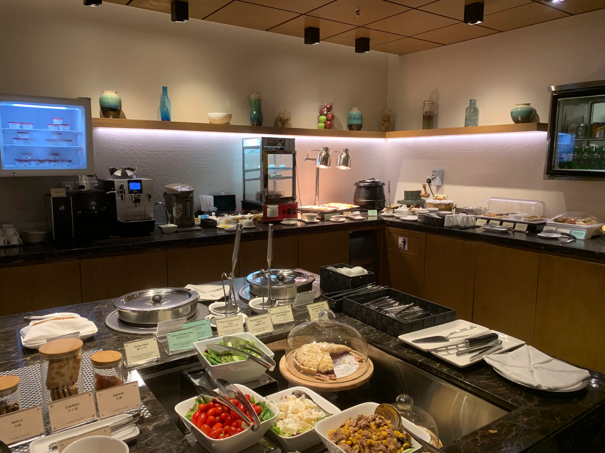 Fruchtsortiment auf Frühstückstheke im Flughafenlounge