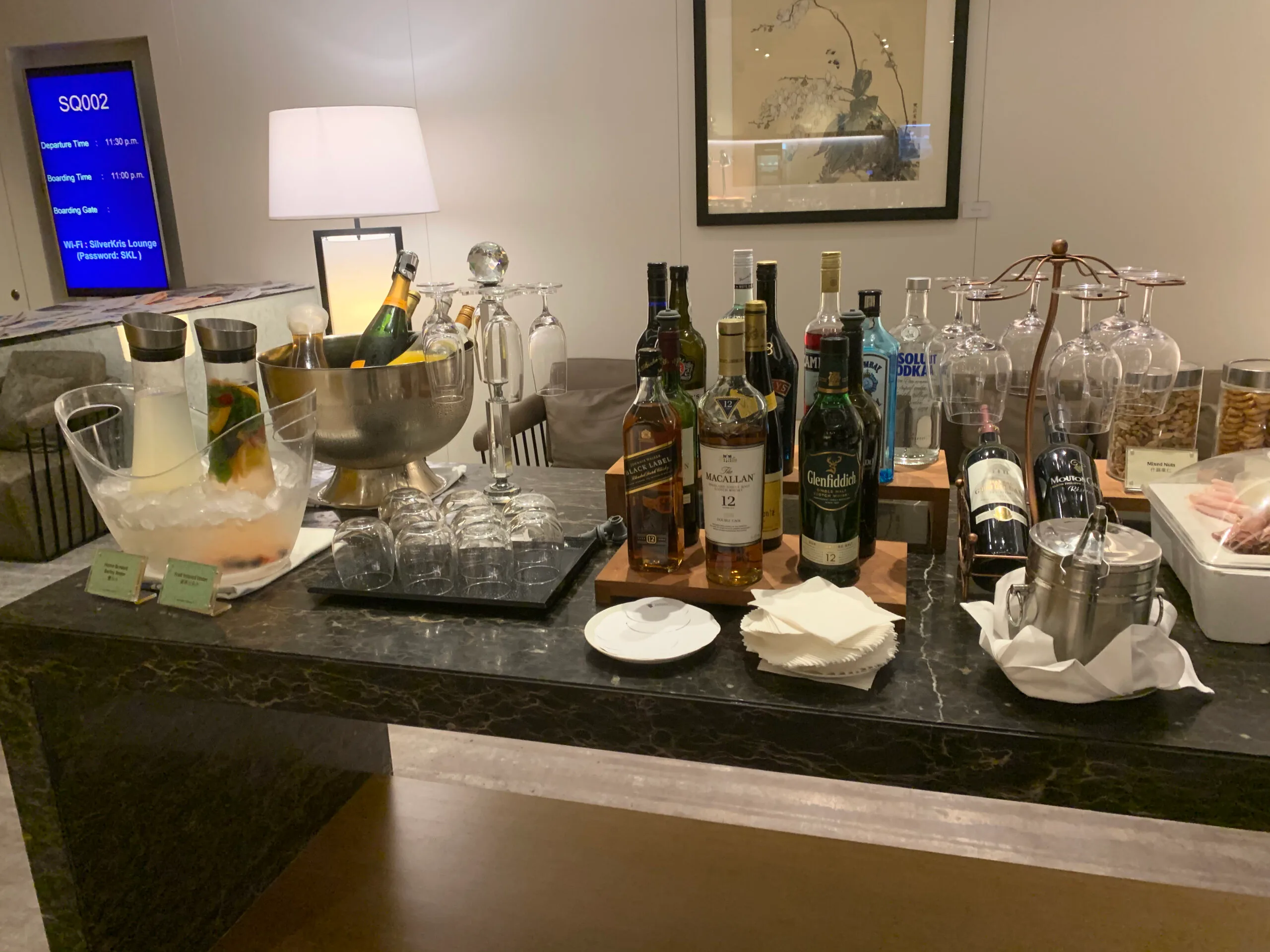 Salatbar mit Gemüse, Oliven und Käse