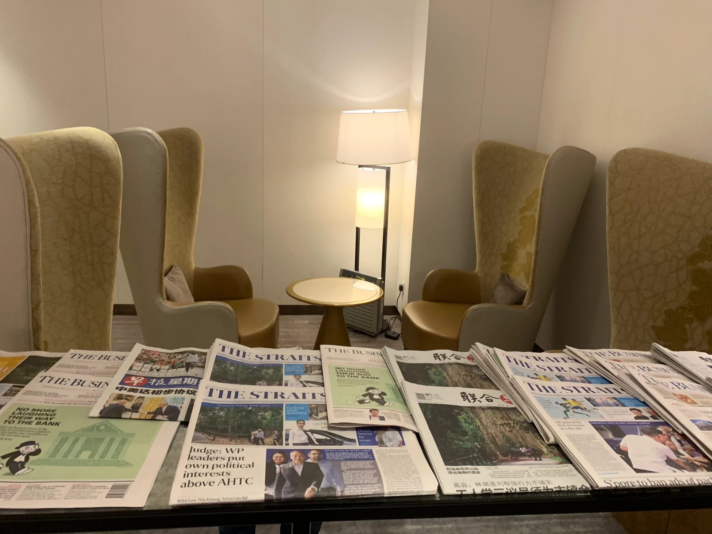 Lounge mit Zeitungen und Sesseln
