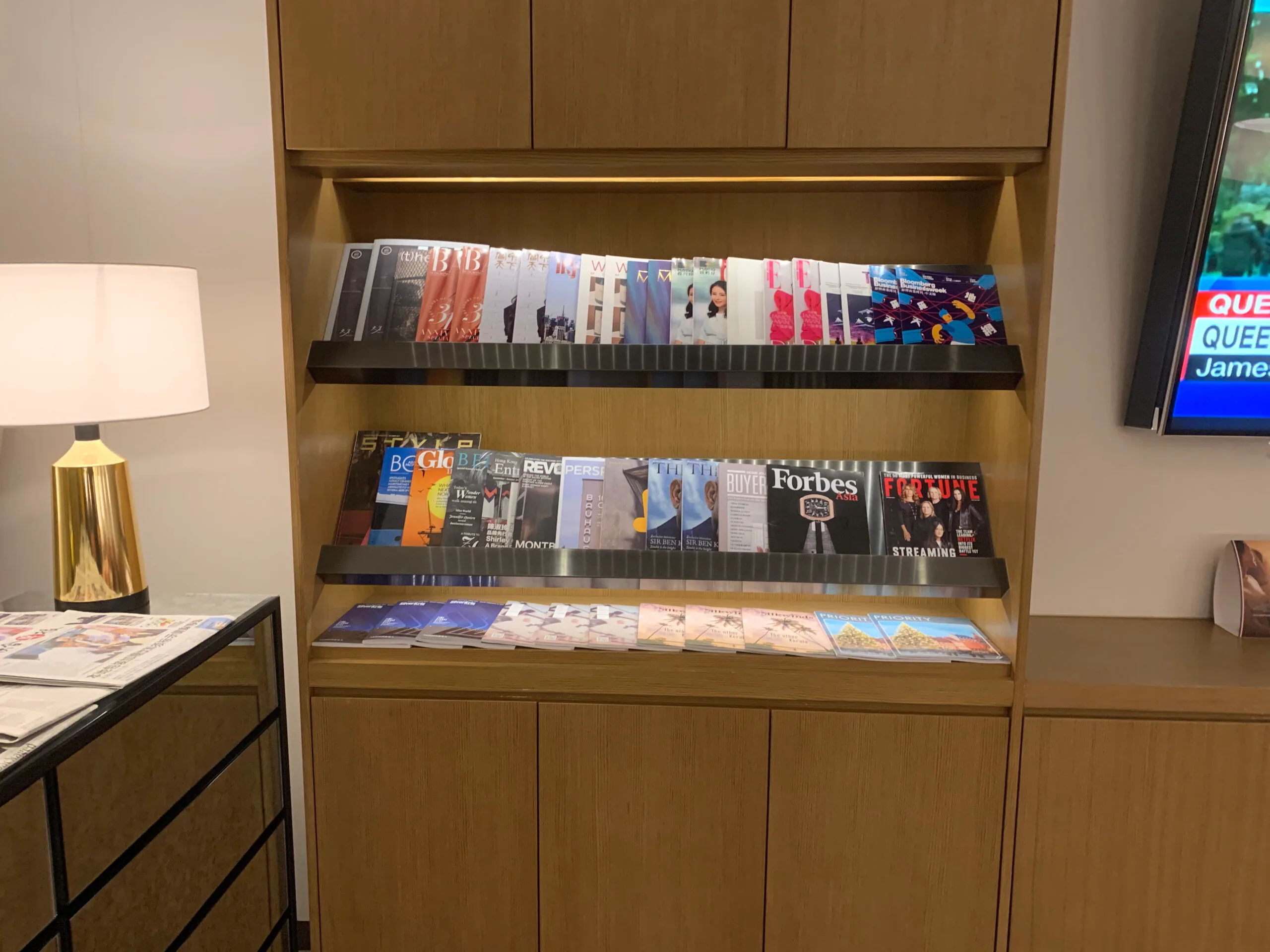 Zeitschriftenregal mit verschiedenen Magazinen in einem First Class Lounge