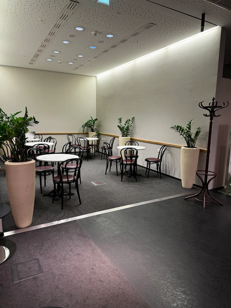 Lounge mit Tischen und Stühlen in neutralen Farben
