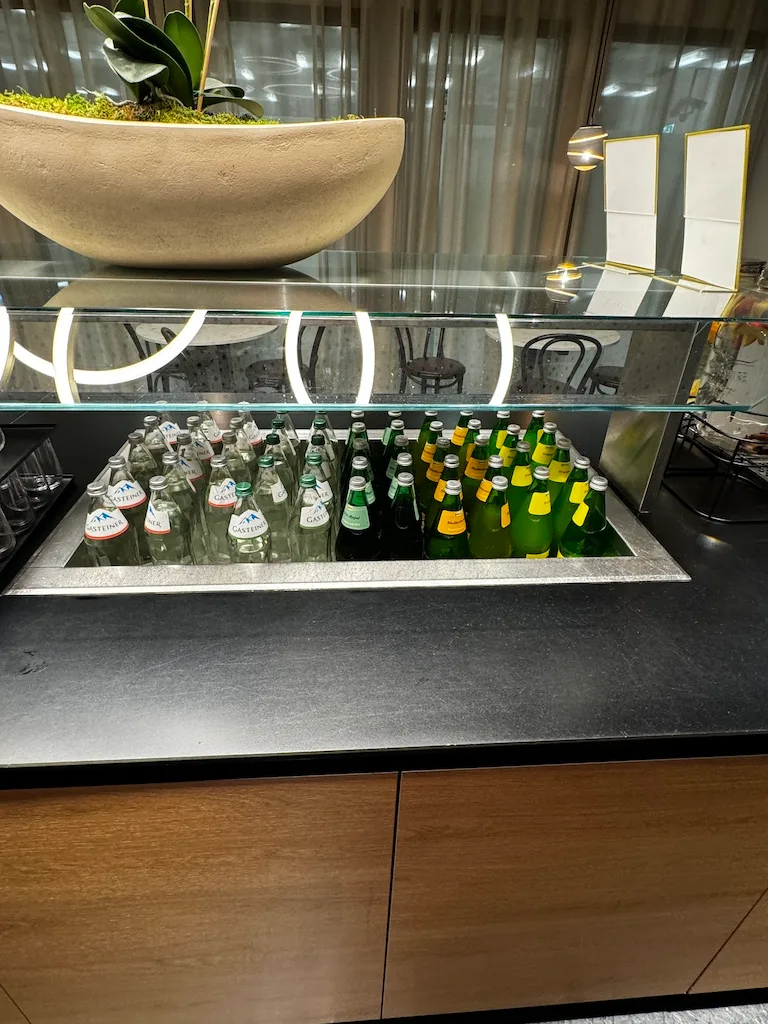 Glasvitrine mit Flaschen im Flughafen-Sky-Lounge