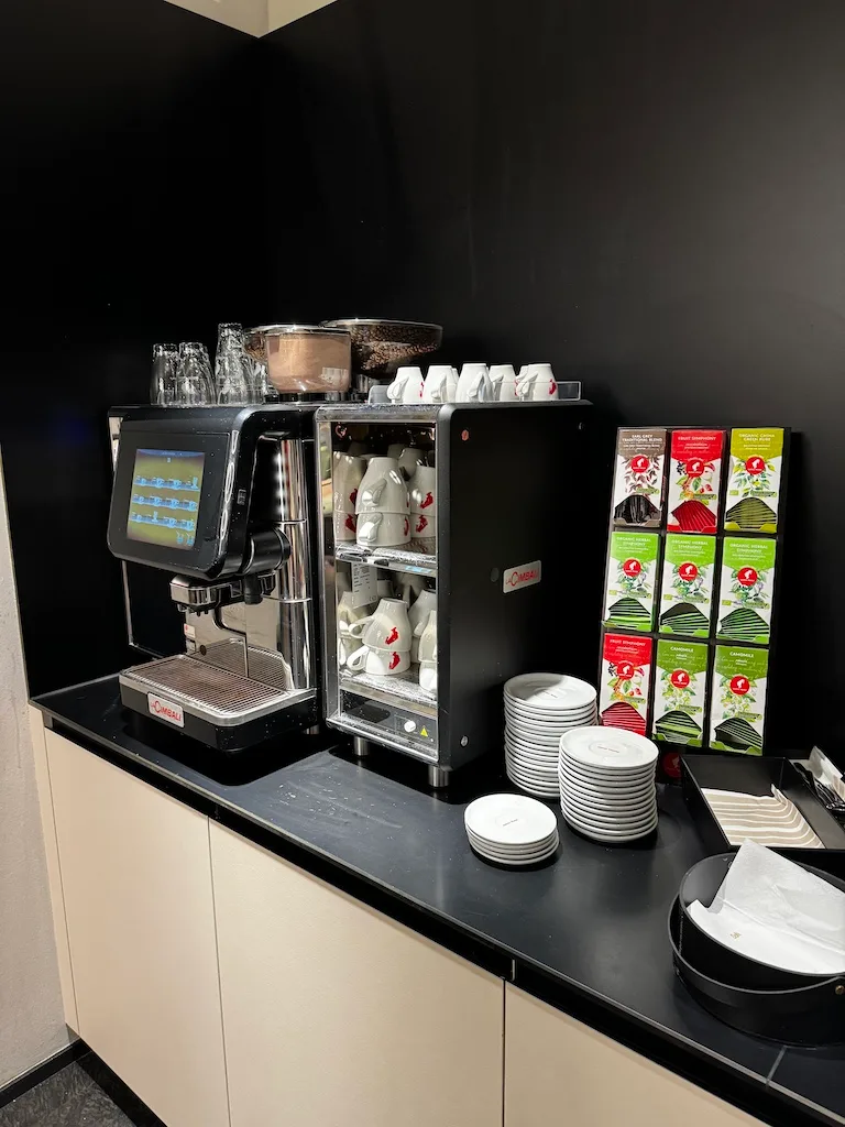 Kaffeeautomat und Geschirr im Sky Lounge Wien Flughafen