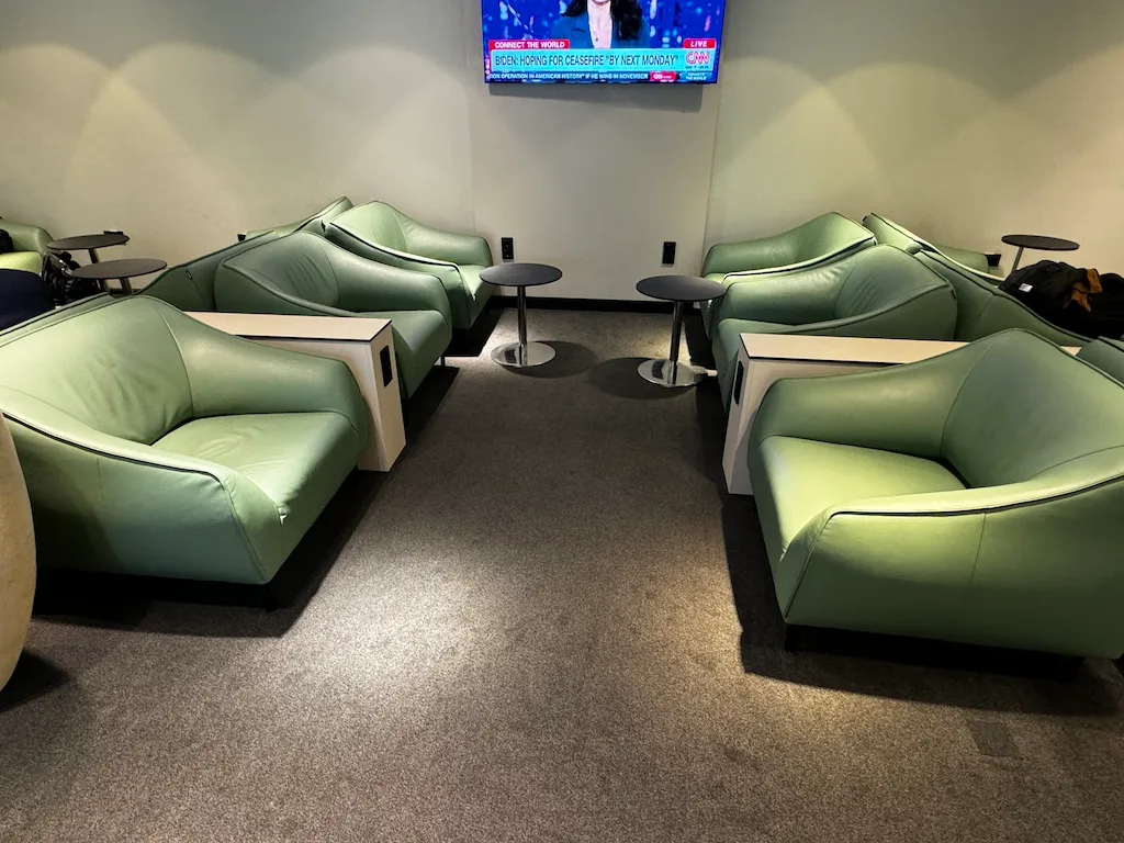 Lounge mit grünen Ledersesseln und kleineren Tischen