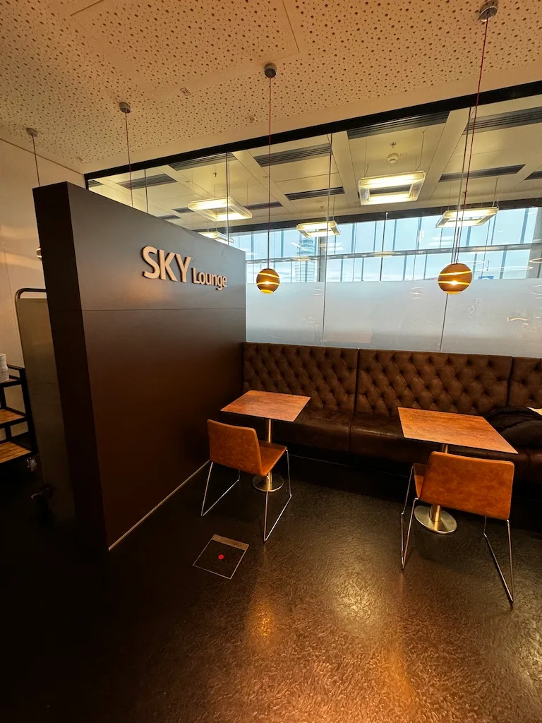 Sky Lounge mit Sitzgelegenheiten und Tischen