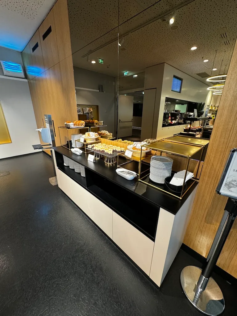 Buffet mit Gebäck und Kaffee im Sky Lounge Wien Flughafen