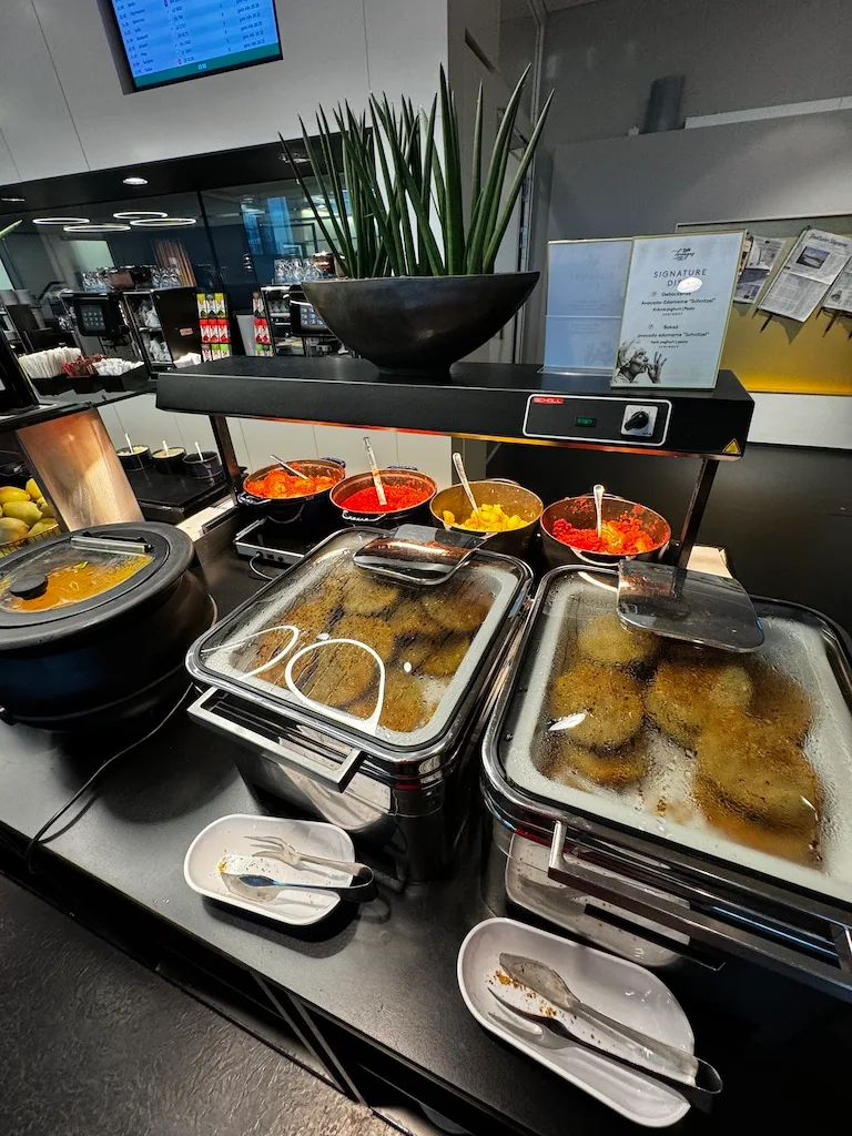 Buffet mit gebratenen Speisen und Beilagen auf Heizplatten