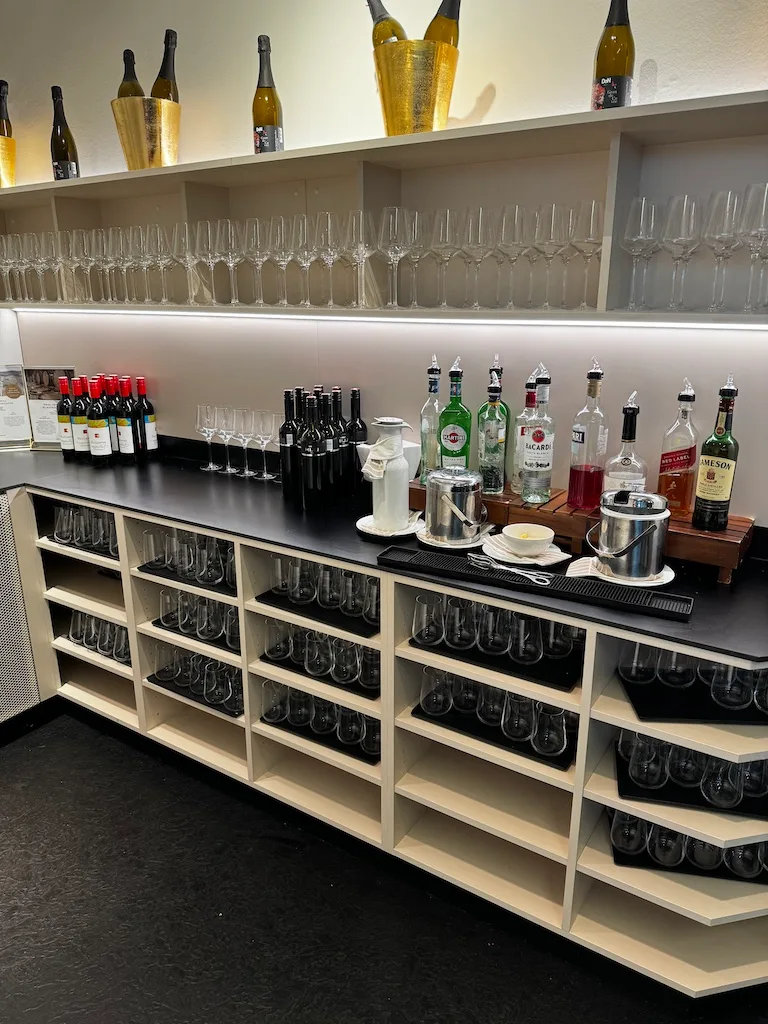 Bar mit verschiedenen Gläsern und Flaschen im Flughafenlounge