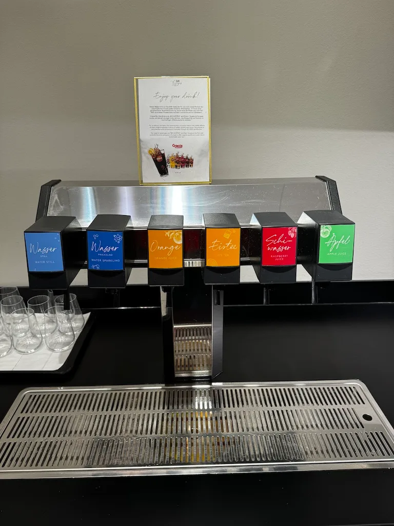 Getränkeautomat mit verschiedenen Getränken und Schilder