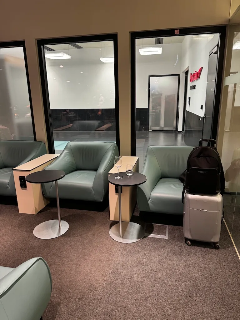 Lounge mit Sesseln und Tischen in modernem Design