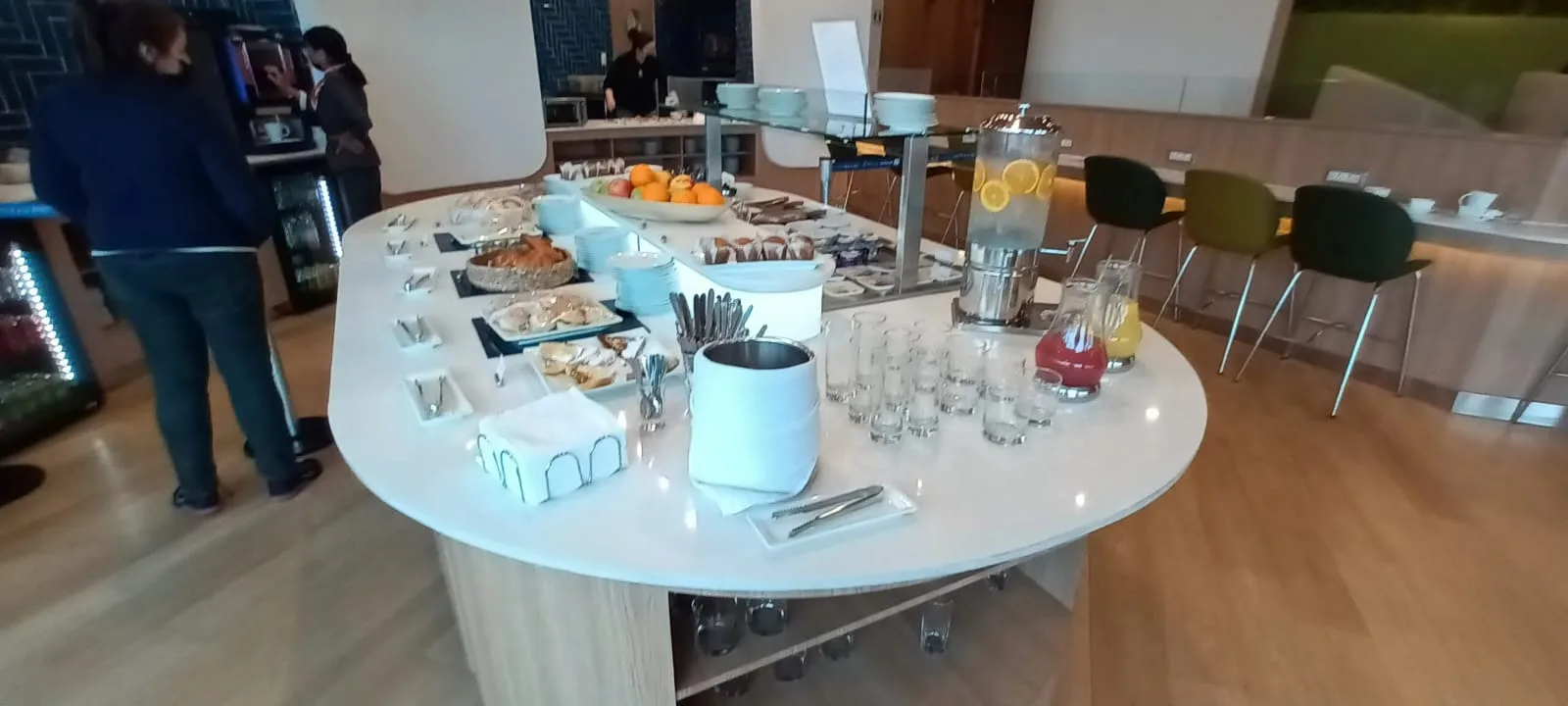 Lounge-Tisch mit Frühstücksmahlzeit und Getränken