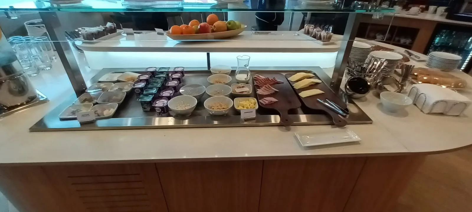 Buffet mit verschiedenen Lebensmitteln und Getränken auf einem Flughafen-Lounge-Tisch