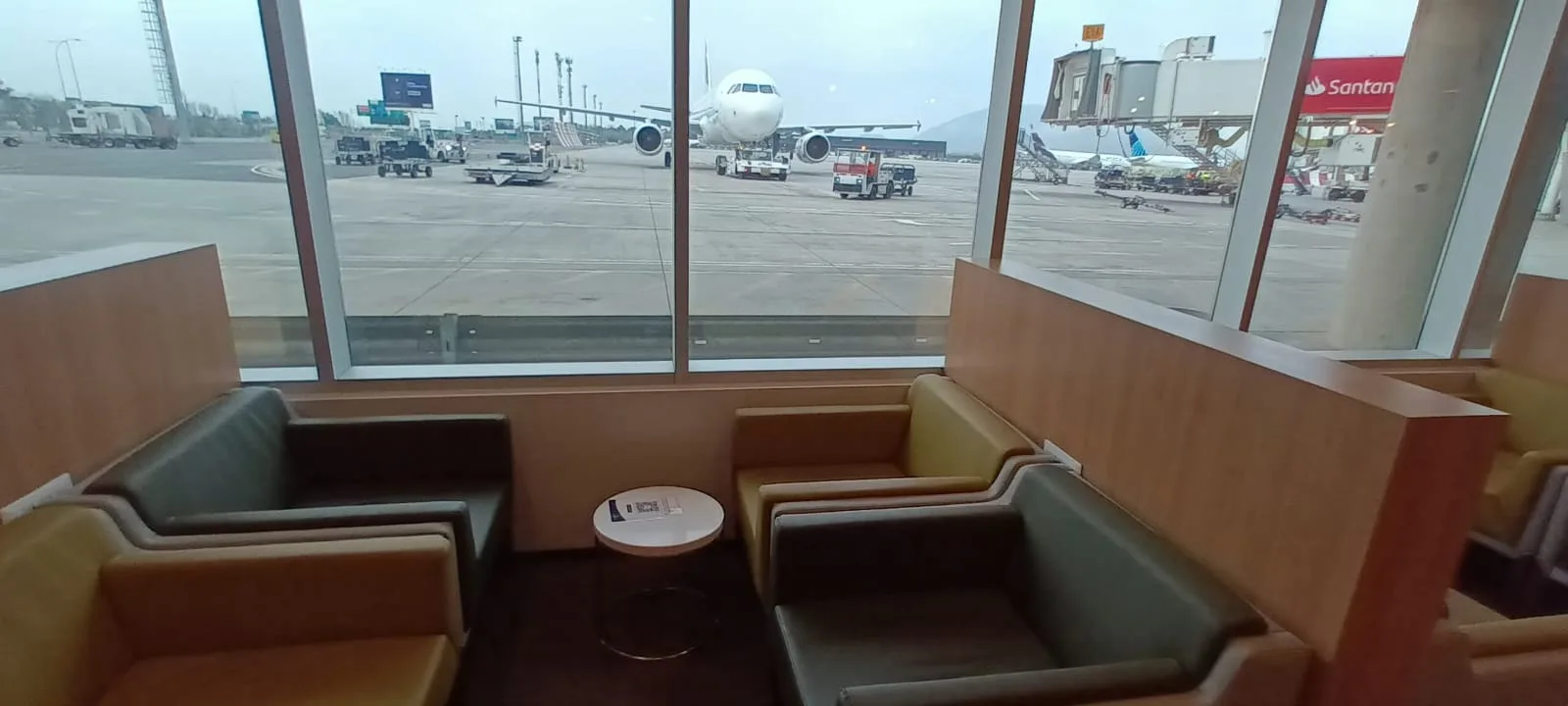 Lounge mit Sitzgelegenheiten und Blick auf Flugzeug am Flughafen