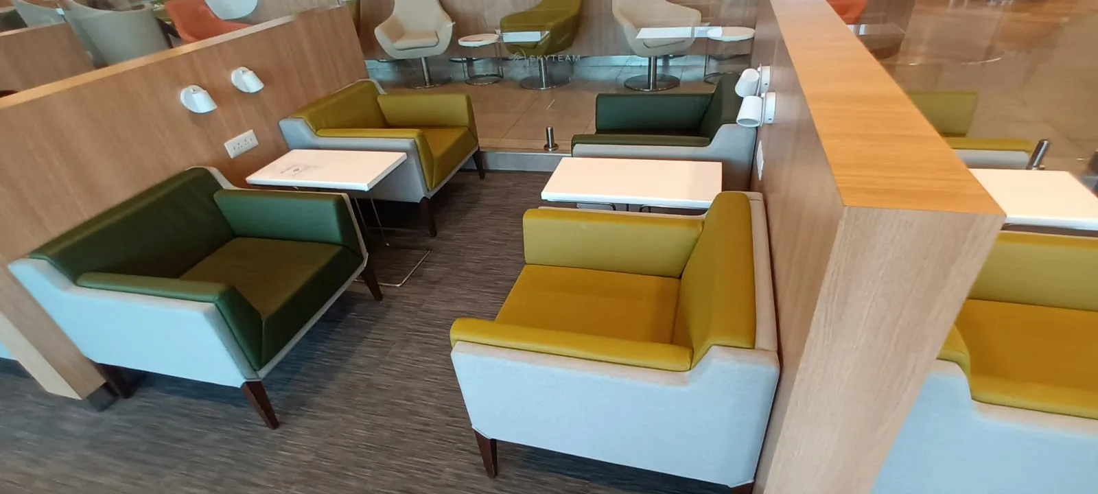 Lounge mit Sitzgelegenheiten und Tischen