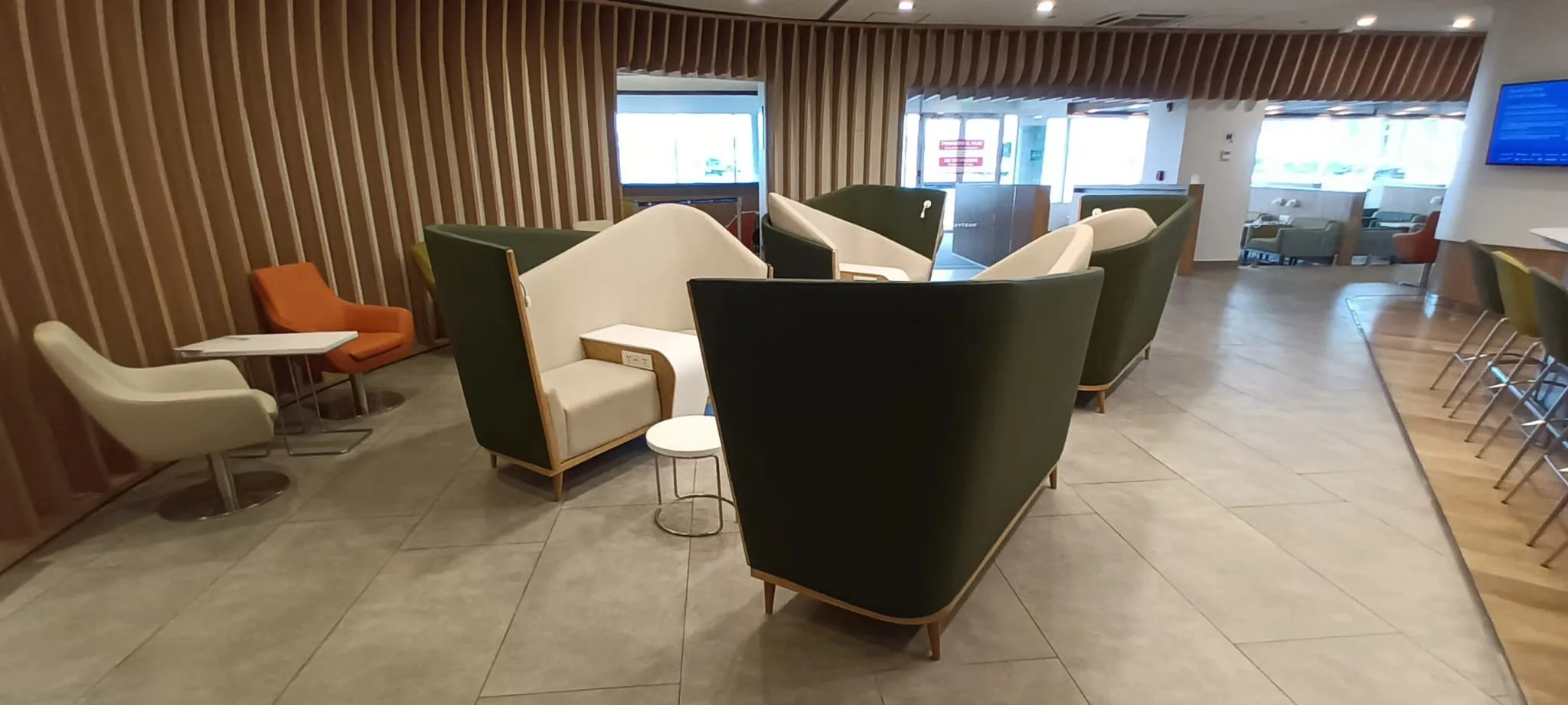 Lounge mit Sitzmöbeln und Holzwänden