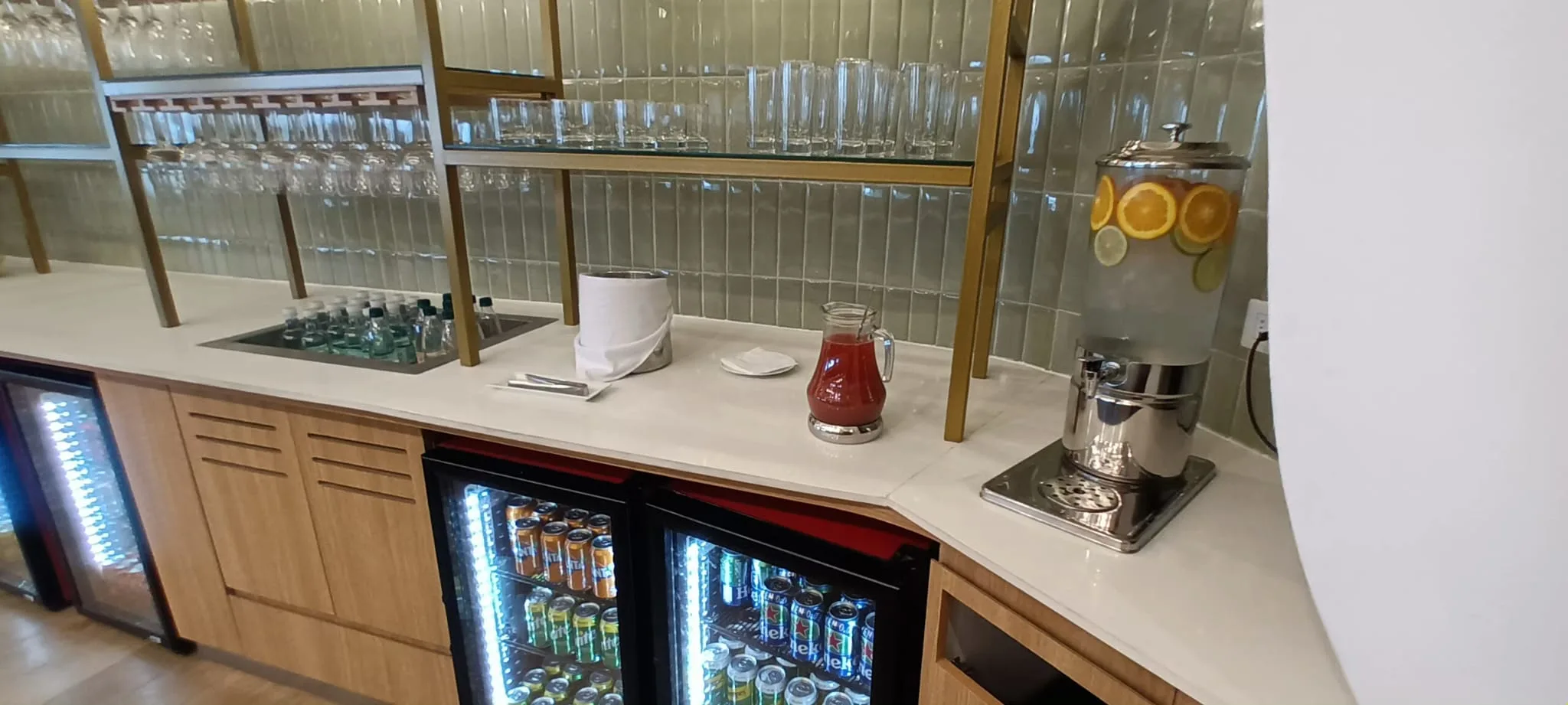 Lounge mit Getränkeautomaten und Gläsern