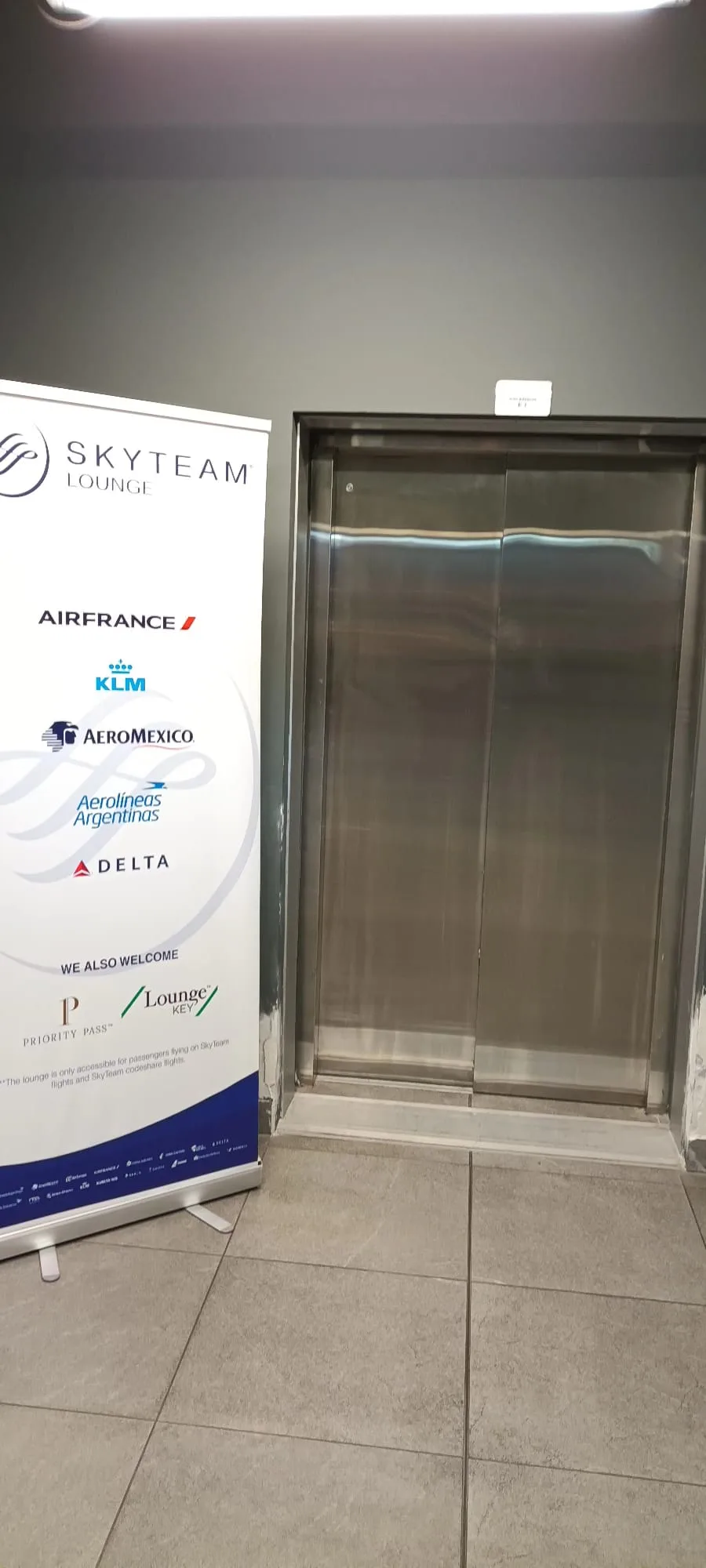 Skyteam Lounge Werbetafel neben Aufzug