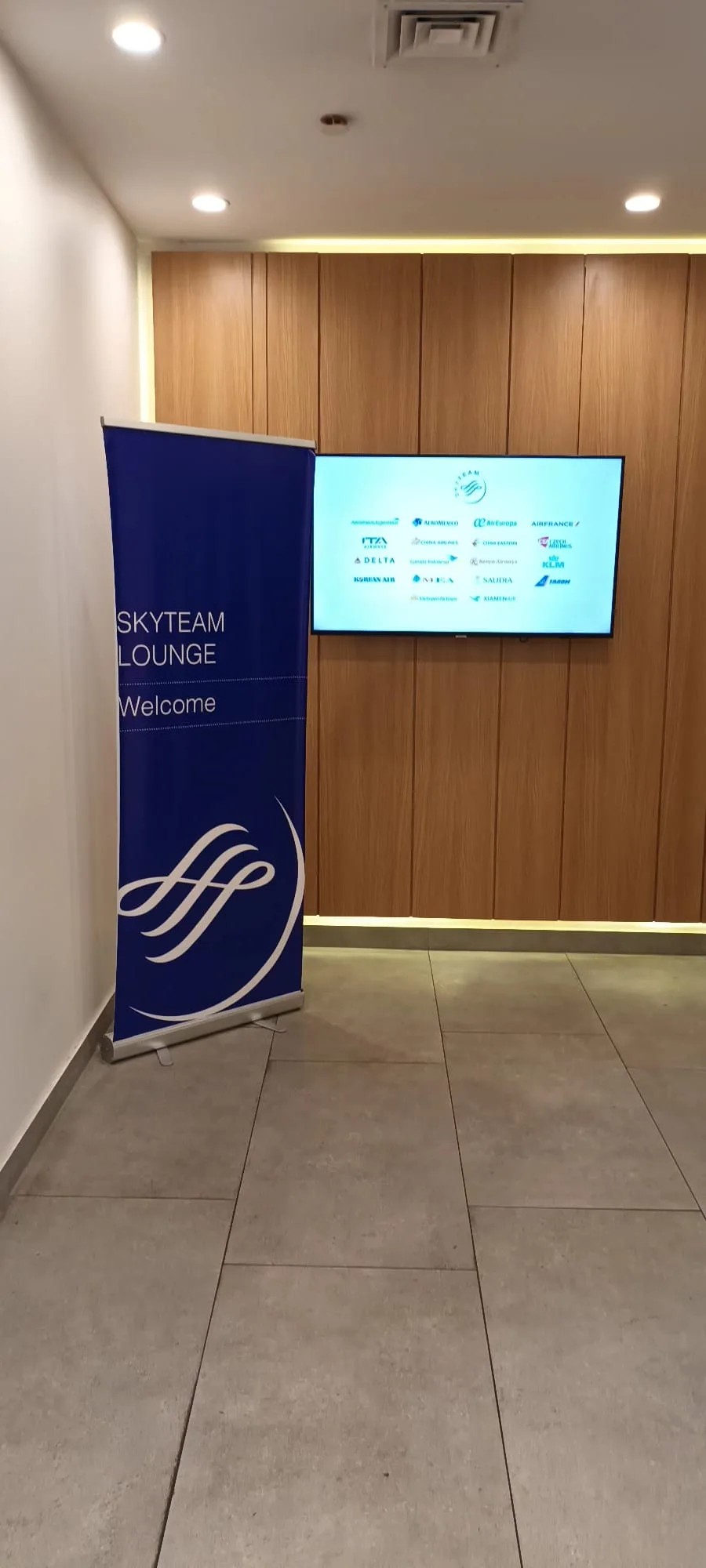 Willkommen im Skyteam Lounge mit Logo und Bildschirm
