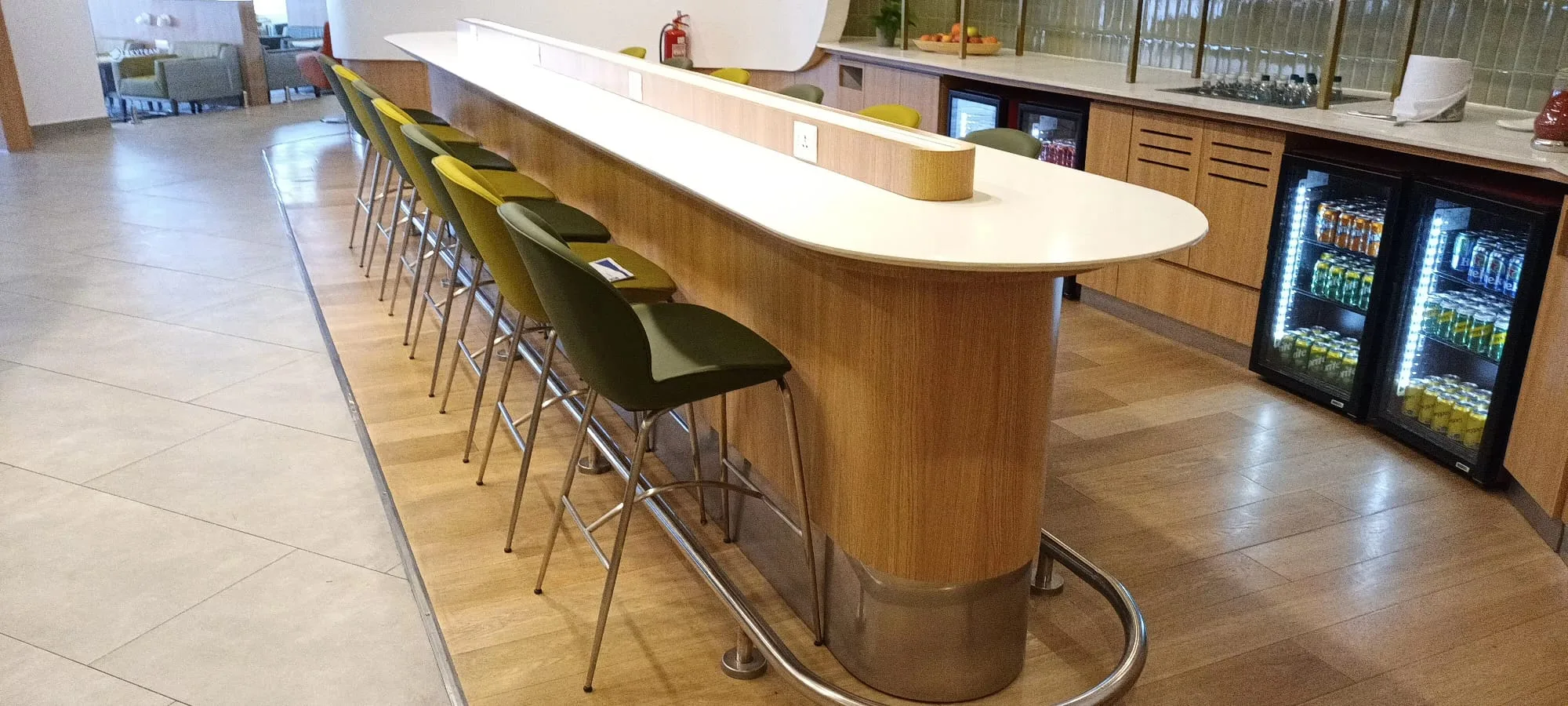 Lounge mit Barhockern und Getränkekühlschränken