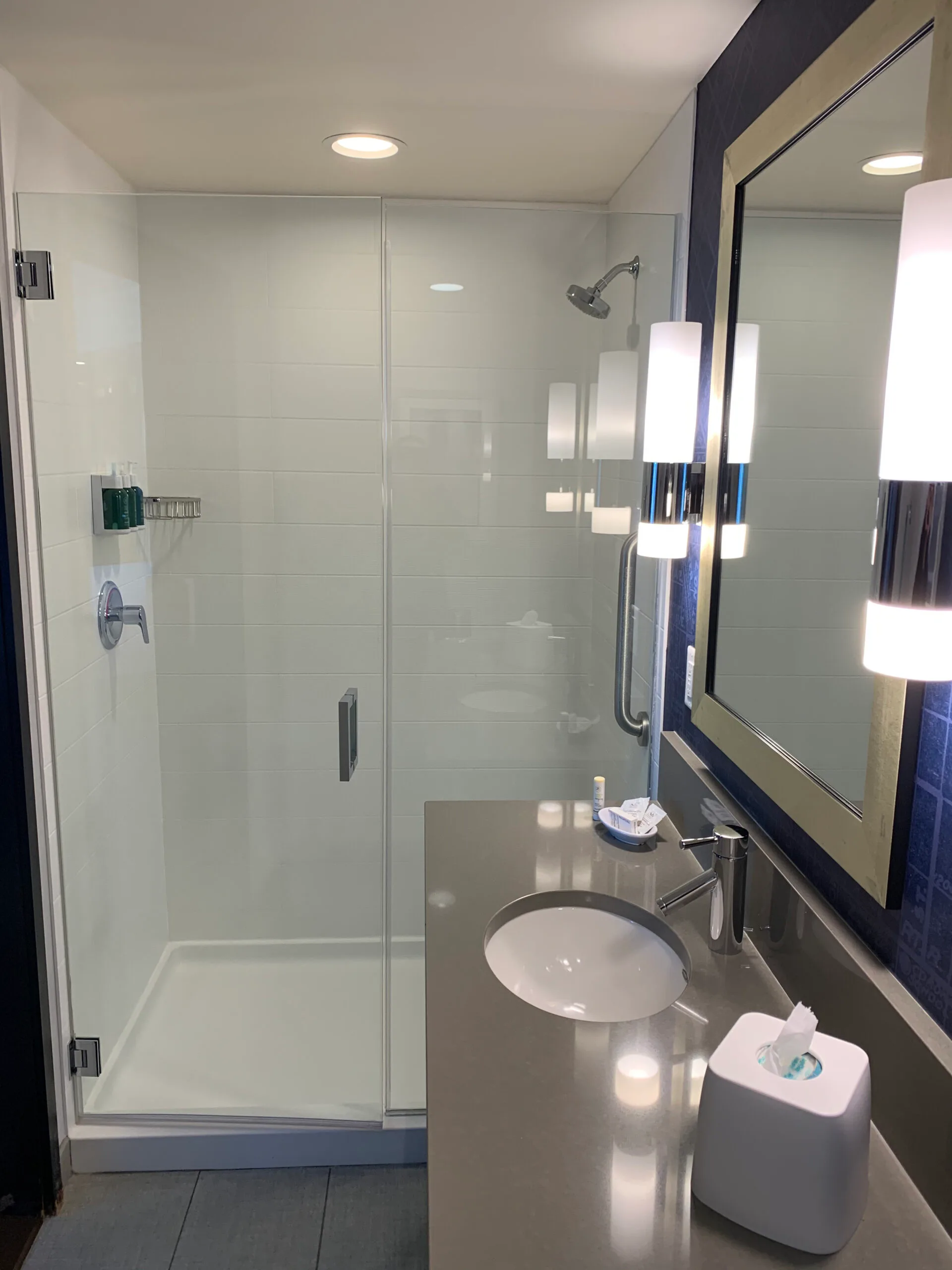 Moderne Badezimmeranlage mit Dusche und Waschbecken