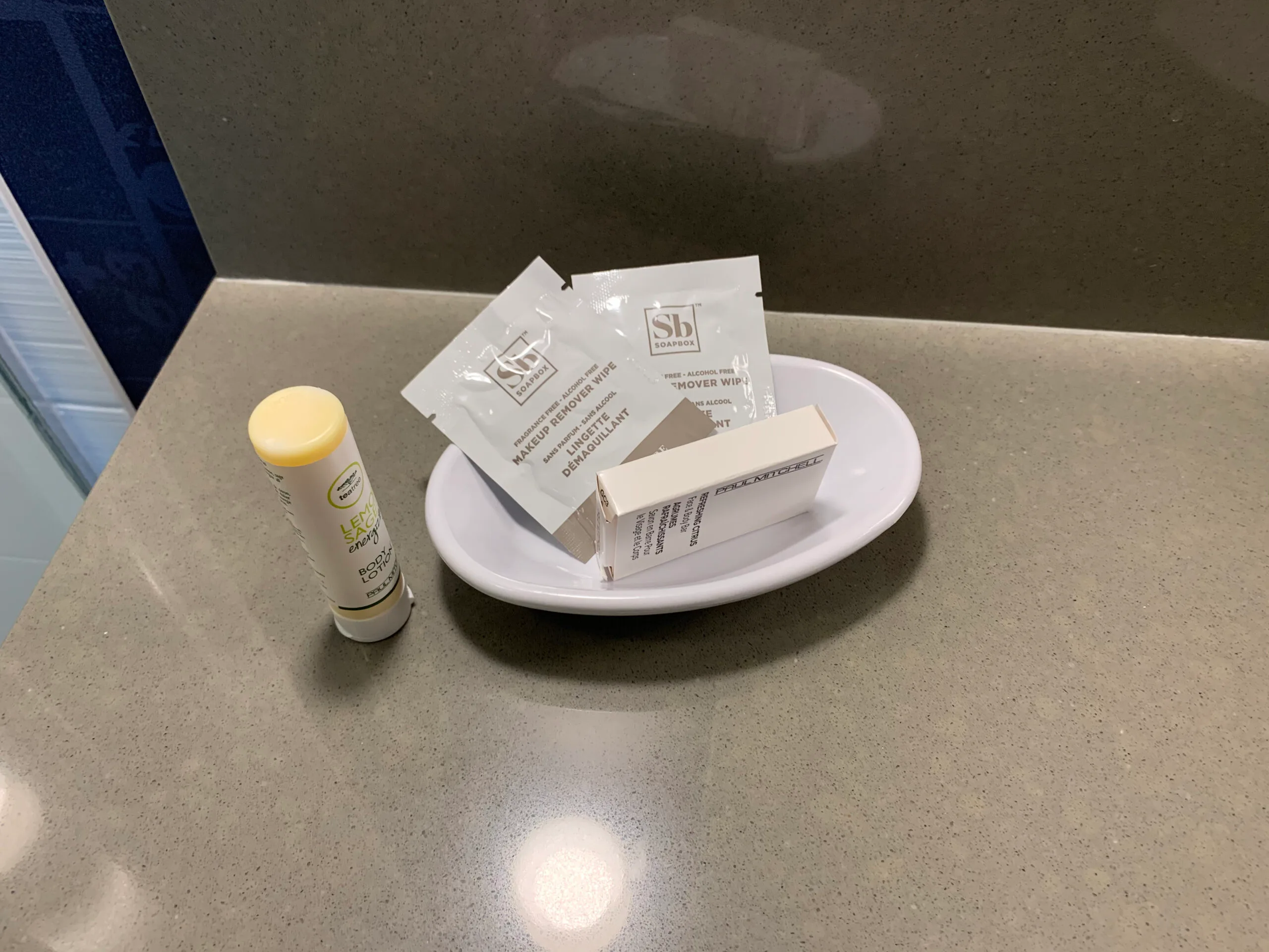 Hotelzubehör auf Teller mit Reinigungstücher und Lippenpflegestift
