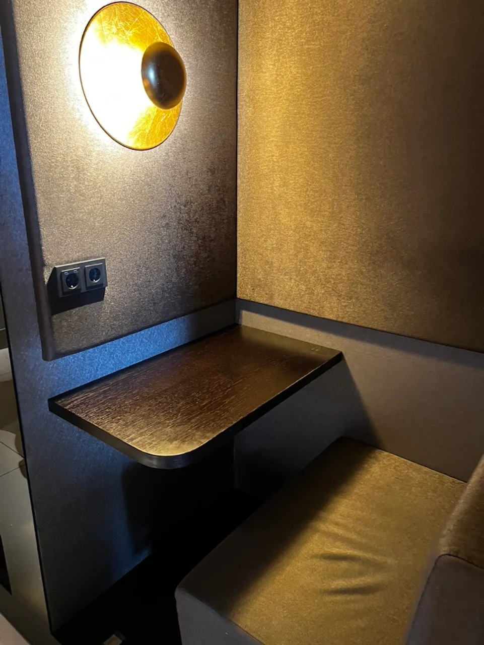 Wandlampe mit runder Leuchte an der Wand