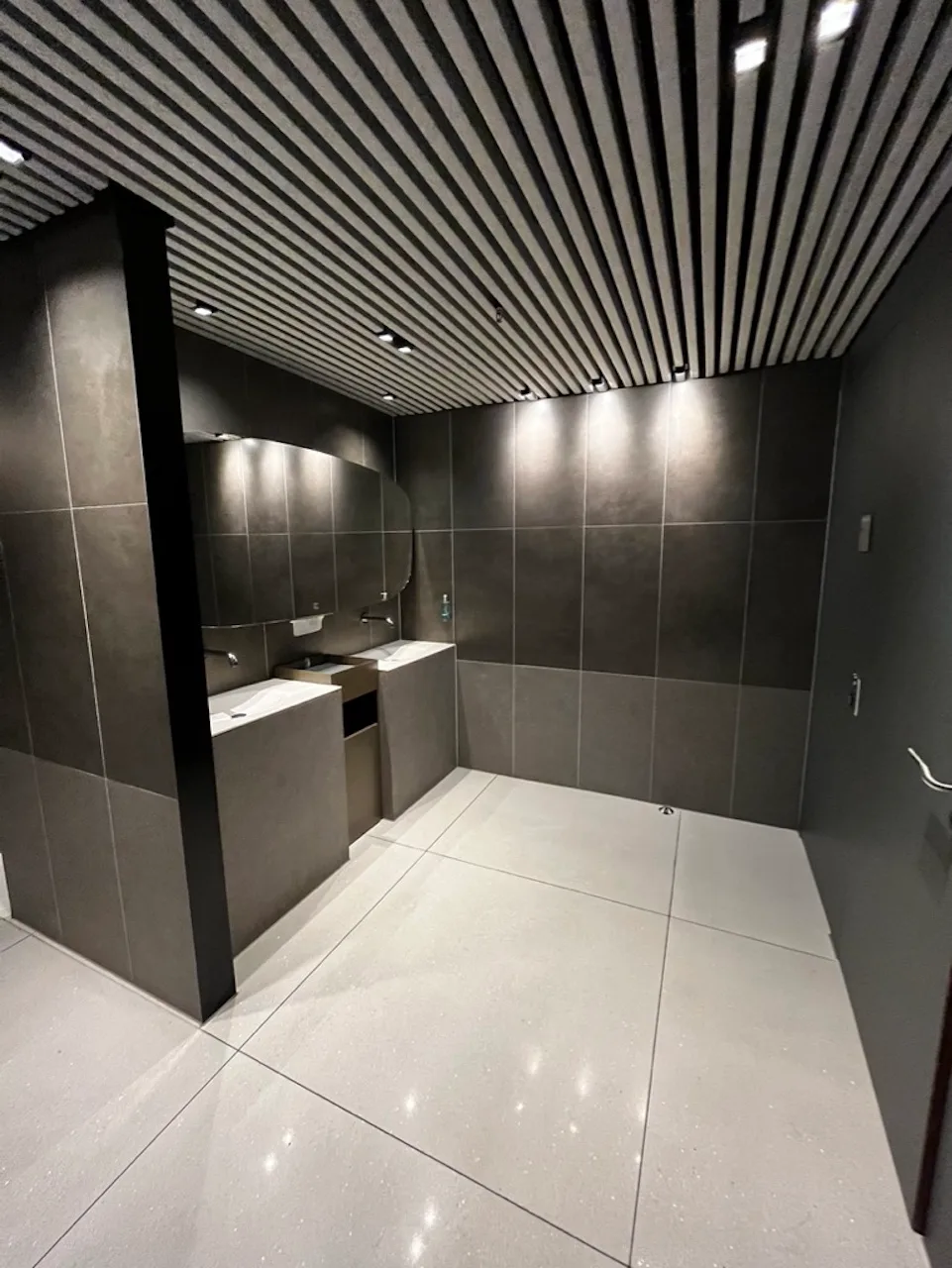 Moderne Toilette mit grauen Fliesen