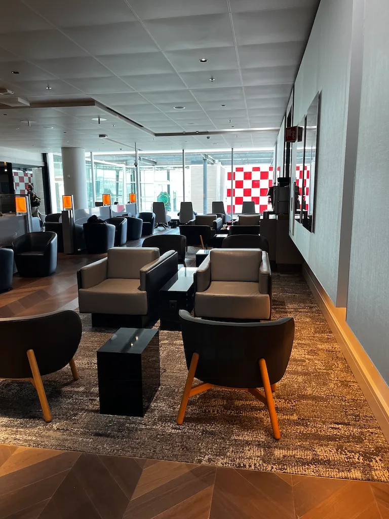 Lounge mit Sesseln und Couchtischen