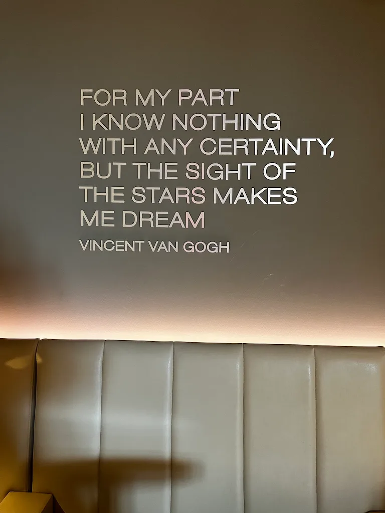 Van-Gogh-Zitat an der Lounge-Wand