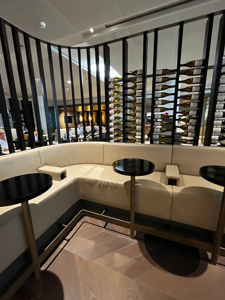 Lounge mit Sitzbank und Tischen