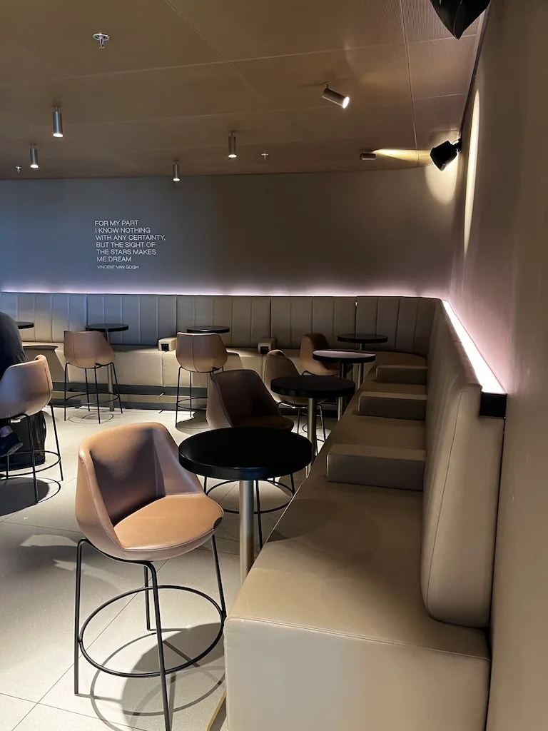 Lounge mit Sitzgelegenheiten und Tischen