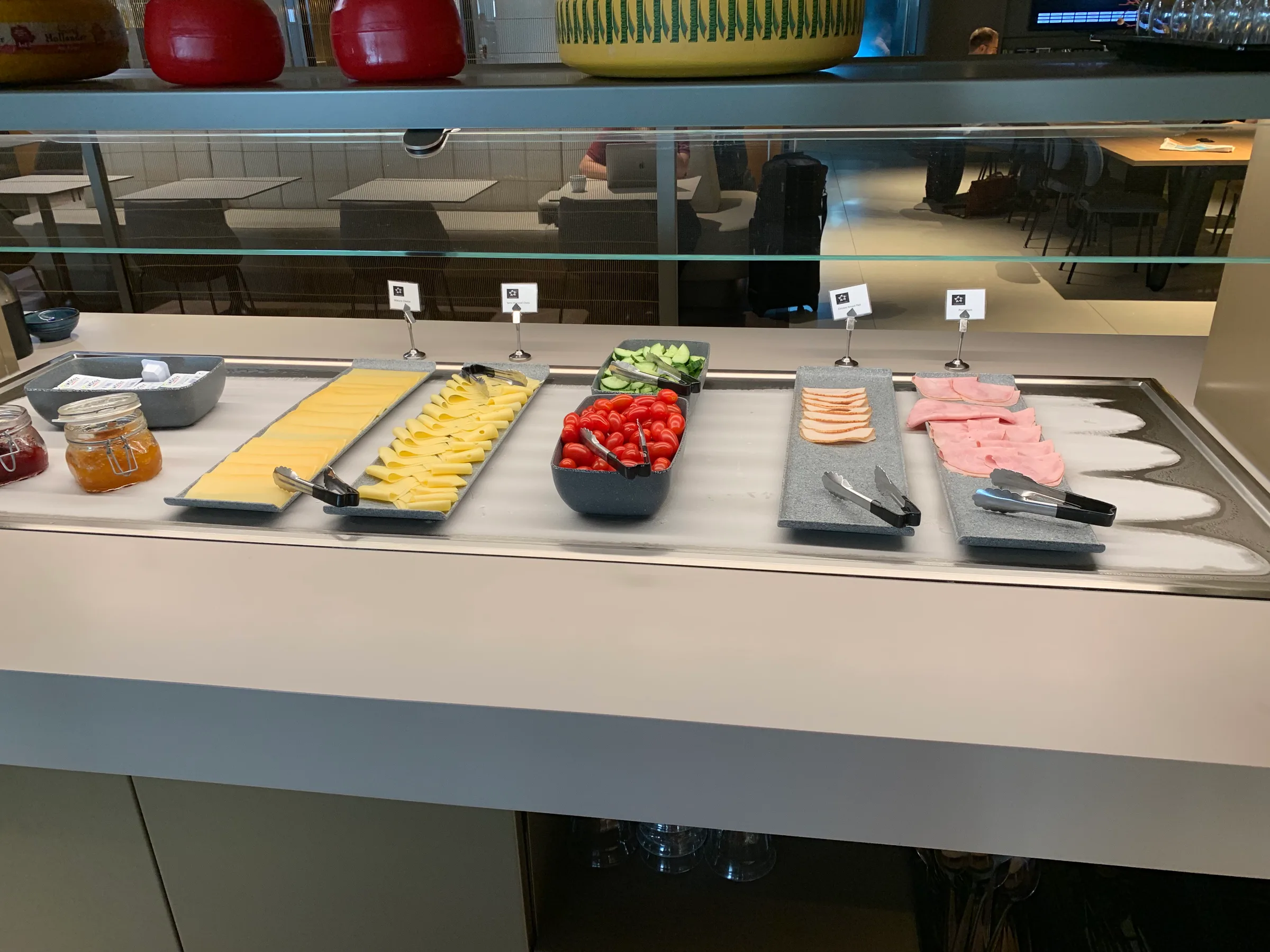 Buffet mit Käse, Tomaten, Gurken und Schinken auf einem Tisch