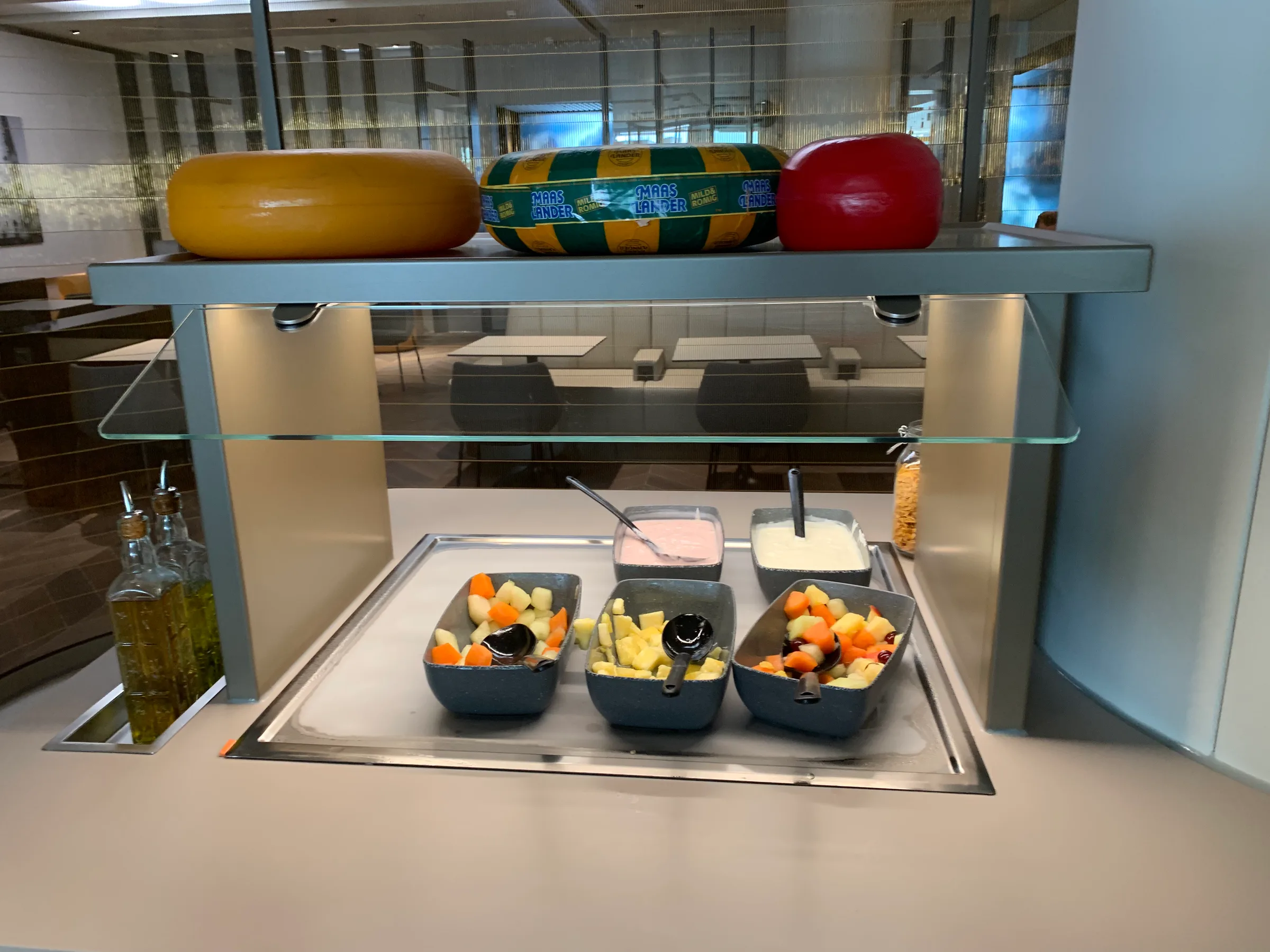 Fruchtsalatbuffet mit Obst und Joghurt in einer Lounge