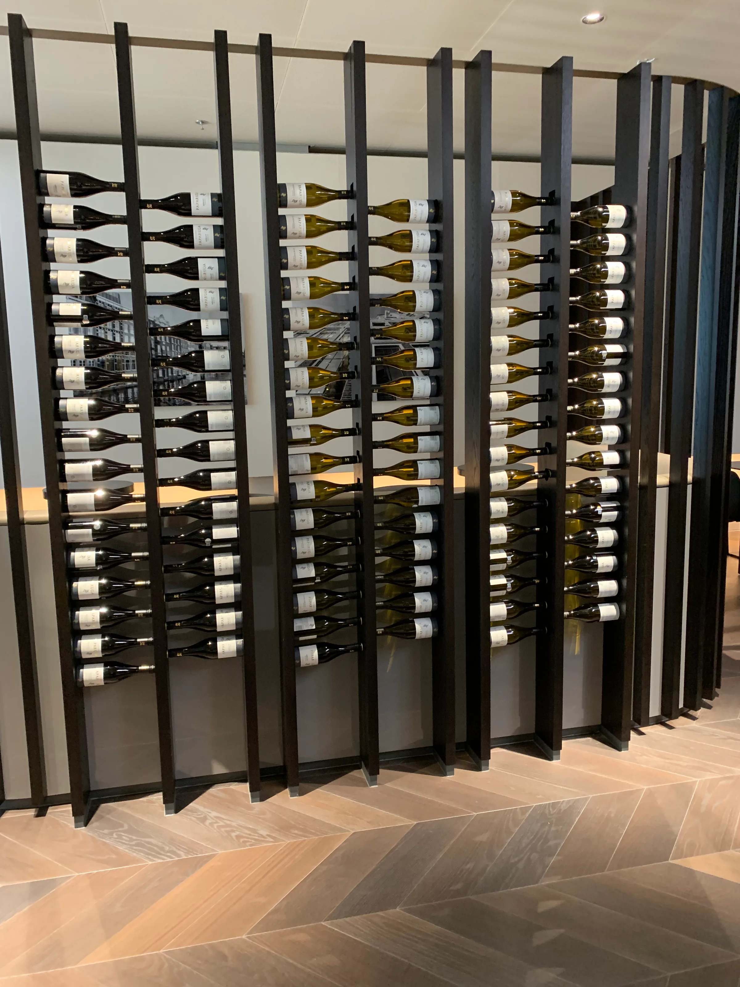 Das Weinregal — nur Deko, dahinter die Toiletten