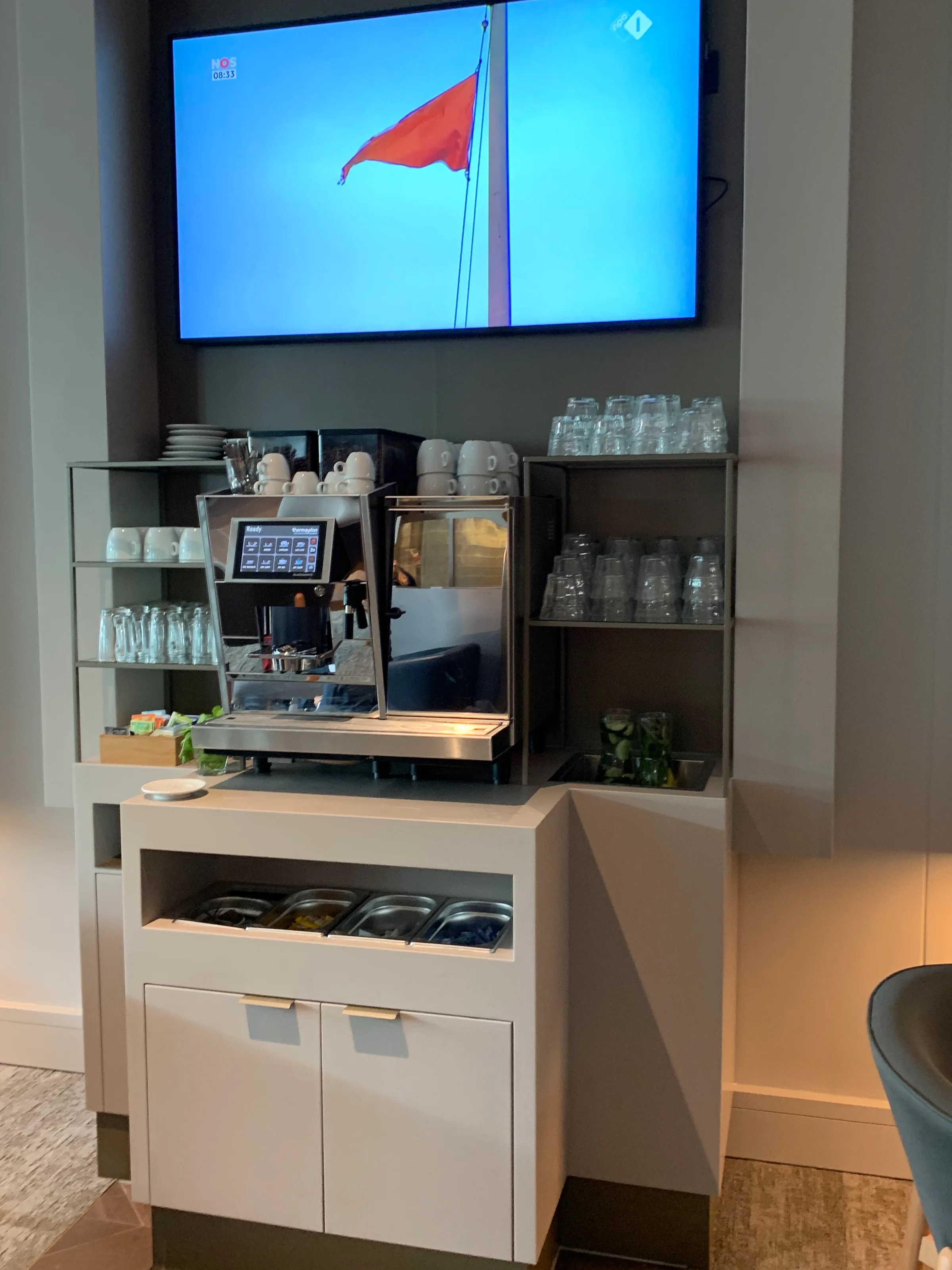 Lounge-Bereich mit Getränkestation