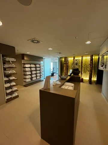 Hotellobby mit Regalen für Handtücher und modernem Design