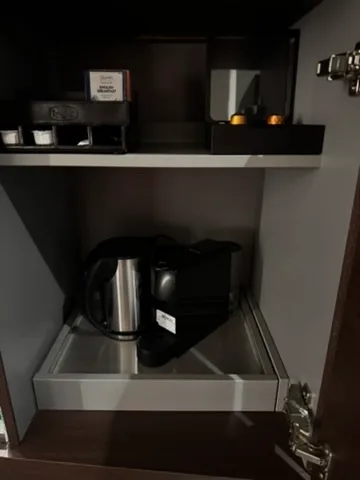 Hotelkabinett mit Kaffeemaschine und Teekessel