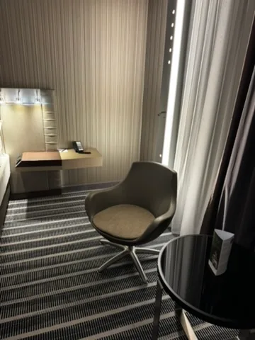 Hotelzimmer mit Schreibtisch und Stuhl in neutralen Farben