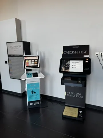 Selbstbedienungscheck-in-Stationen im Hotel