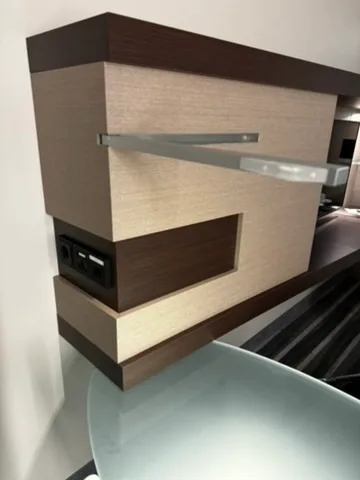 Holzverkleidete Wand mit integriertem Regal im Hotelzimmer